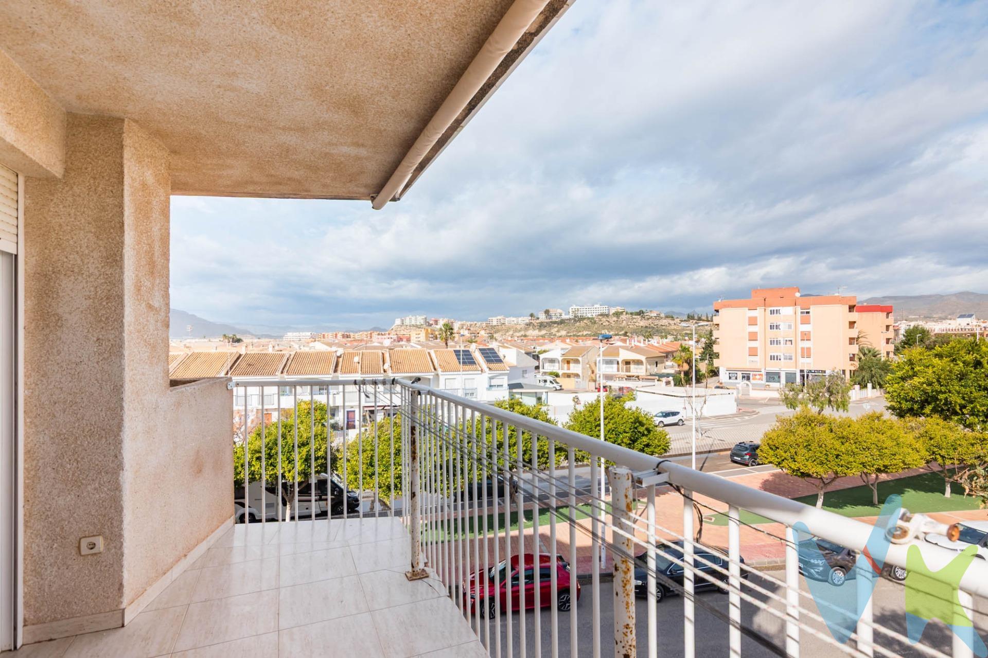 Crea el hogar que siempre has soñado, en este gran piso localizado en Puerto de Mazarrón, a apenas 400 metros de la playa. La vivienda se localiza en un entorno estratégico, donde tiene a la mano todos los servicios necesarios, al tiempo que tiene las playas a una distancia suficiente para estar fuera del bullicio turístico.. pero a un paseo de 5 minutos de estar pisando la arena!. Son 96 metros construidos, donde la luz y el espacio reinan, tres habitaciones dobles, una de ellas con un baño completo en suite, otro baño  para el resto de la vivienda y un gran salón comedor con una espectacular terraza  que preside toda la casa. Da a dos calles con lo que la ventilación cruzada está asegurada!. Consultar precio para garaje en el edificio. Para terminar te queremos comentar algo: ¡Descubre una aventura inmobiliaria que combina calidad, pasión y profesionalidad! La confianza que los propietarios han depositado en nosotros es un testimonio de nuestro compromiso en brindarte un servicio excepcional. Aquí viene el detalle especial: al contactarnos directamente, evitarás molestarlos, nosotros seremos tus intermediarios y te proporcionaremos toda la asistencia necesaria. Estamos aquí para facilitarte la documentación e información que requieras, y te prometemos un trato cálido y sin complicaciones. Te informaremos detalladamente de todos los aspectos, incluyendo gastos de la compra y honorarios de agencia que no están incluidos en el precio, para garantizar tu comodidad y tranquilidad durante todo el proceso. Esa es nuestra esencia, proporcionarte #Calma: “Estado ideal de tranquilidad que tendrás al comprar tu casa con nosotros”. Queremos que sepas que tanto la descripción del inmueble como las imágenes que ves son valiosas referencias informativas, en ningún caso tienen carácter contractual. Asimismo, el precio ha sido designado por la propiedad por lo que podría sufrir variaciones y no sería vinculante hasta que se formalice en contrato de compraventa. * ¡Oye, agente inmobiliario! Si estás leyendo este texto y te gusta, te desafiamos a ser creativo y sorprendernos con una adaptación original. ¡Nada de copiar y pegar, queremos ver tu ingenio en acción! Así que prepárate para darle un toque único y cautivador a estas palabras. Estamos ansiosos por ver cómo le das vida a este mensaje con tu propia magia inmobiliaria. ¡Adelante, demuéstranos de qué eres capaz!. A continuación, te informamos de los gastos de compra no incluidos en el precio, para garantizar un proceso claro y tranquilo:. PVP: 149.900€. No incluye gastos, impuestos y demás gastos legalmente correspondan al comprador: ITP del 7,75% con carácter general; existen excepciones según normativa aplicable (1). Base imponible el mayor valor entre el precio de venta o el valor referencia catastral. Gastos Notaría y Registro: 1.900€ aprox. según complejidad y aranceles vigentes (2). Financiación: gastos de hipoteca, tasación y gatos bancarios a cargo del comprador, según su necesidad y elección. Servicio doble de intermediación: Honorarios inmobiliaria a cargo del comprador: 3% precio final, más IVA (21%), salvo acuerdo contrario tras negociación, no incluidos en PVP. Operación y condiciones de compraventa sujeta a aceptación expresa del vendedor. Para acceder a información y documentación legalmente exigible por el consumidor: https://www.inmotasa.es/consumidor/. (1) Para una información exhaustiva sobre el funcionamiento, tipos impositivos y bonificaciones del ITP en la Región de Murcia, puedes consultar el portal oficial de la Agencia Tributaria Autonómica en el siguiente enlace: agenciatributaria.carm.es/ITPAJD. (2) Tarifas notariales y registrales reguladas en Anexo I Del Real Decreto 1426/1989 y, Anexo I Del Real Decreto 1427/1989, respectivamente. 