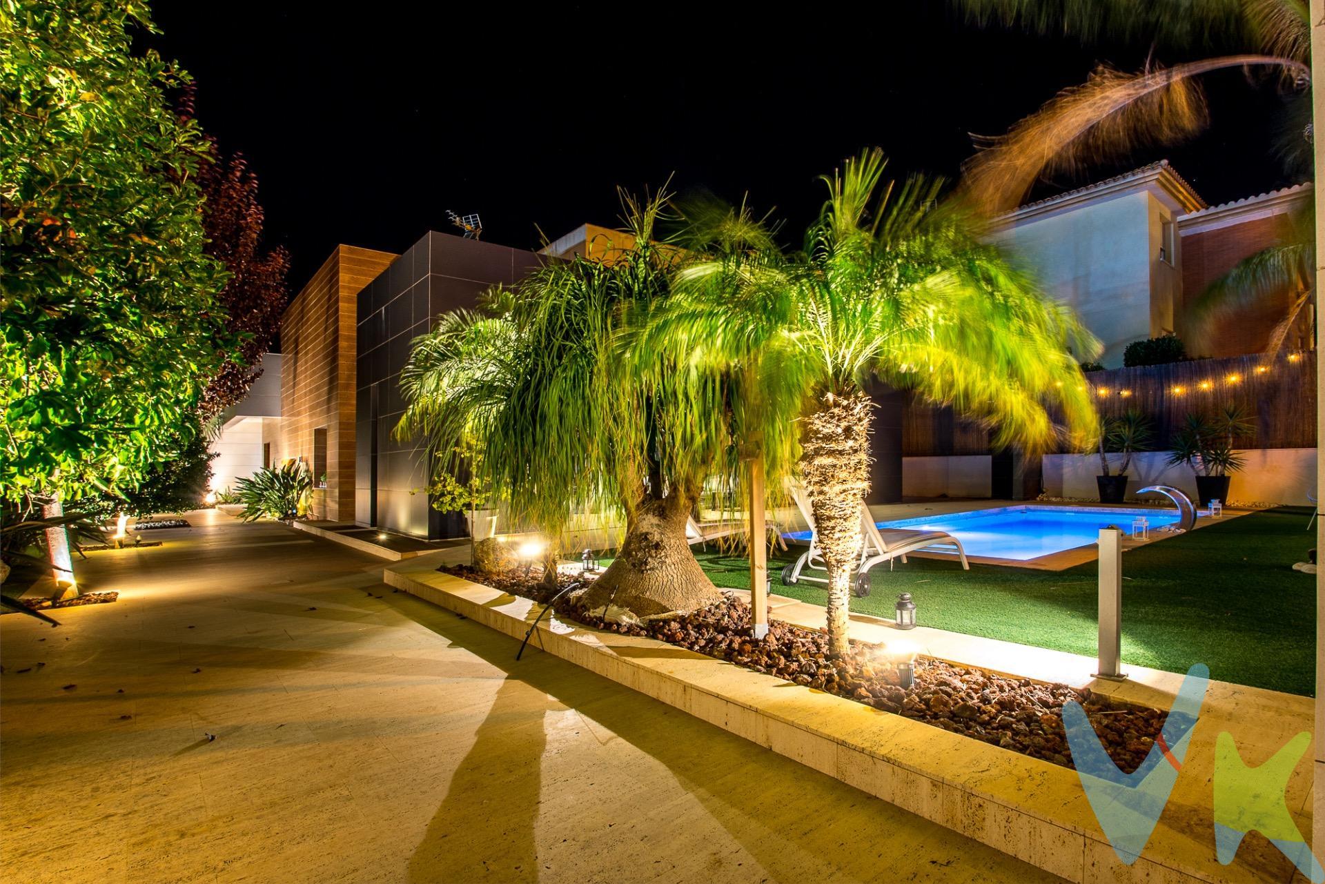 Crea el hogar que siempre has soñado y siente cómo la luz inunda cada rincón, gracias a dos patios interiores que llenan tu día de naturaleza y claridad. Este impresionante chalet, ubicado en una parcela que da a dos calles de 1200 m², es más que un refugio: es un espacio diseñado para vivir cada momento con comodidad y estilo. En planta baja, encontramos dos zonas diferenciadas: . - Zona de día, con salón de doble altura y una cocina con isla y zona de comedor, ambos con acceso directo al porche donde la piscina de cloración salina, el jacuzzi y la cascada esperan para ser el centro de tus encuentros y celebraciones. - Zona de noche,  aquí, cada detalle suma, los cuatro dormitorios, todos con baño y vestidor, garantizan privacidad y confort, mientras que el estudio aporta ese espacio extra para teletrabajo o tu proyecto personal. Los patios interiores no solo iluminan, sino que convierten las zonas comunes en oasis verdes, creando un ambiente relajante y exclusivo. El garaje con dos puertas en planta subraya la funcionalidad; puedes acceder cómodamente desde ambos lados de la parcela. El sótano sorprende con un patio inglés, un gran salón para reuniones familiares y un baño adicional: el rincón perfecto para fiestas privadas o para que los más jóvenes disfruten con total independencia.  Toda la casa cuenta con suelo radiante, lo que convierte cada estación en una experiencia de máximo confort. La fachada y los interiores se han revestido con materiales de alta gama (ICO), combinando belleza y durabilidad. No solo es espectacular por fuera; es eficiente por dentro: placas solares para ACS, domótica avanzada y zonas ajardinadas diseñadas para minimizar costes de mantenimiento, para que disfrutar del jardín no implique trabajo, sino puro placer. Este chalet es la elección de quienes buscan privacidad, estilo y tecnología, en una de las urbanizaciones más seguras y prestigiosas de Molina de Segura. Aquí cada día, cada rincón y cada momento tienen su propio encanto. ¿Quieres descubrirlo en persona? Tu próximo capítulo comienza en La Alcayna.