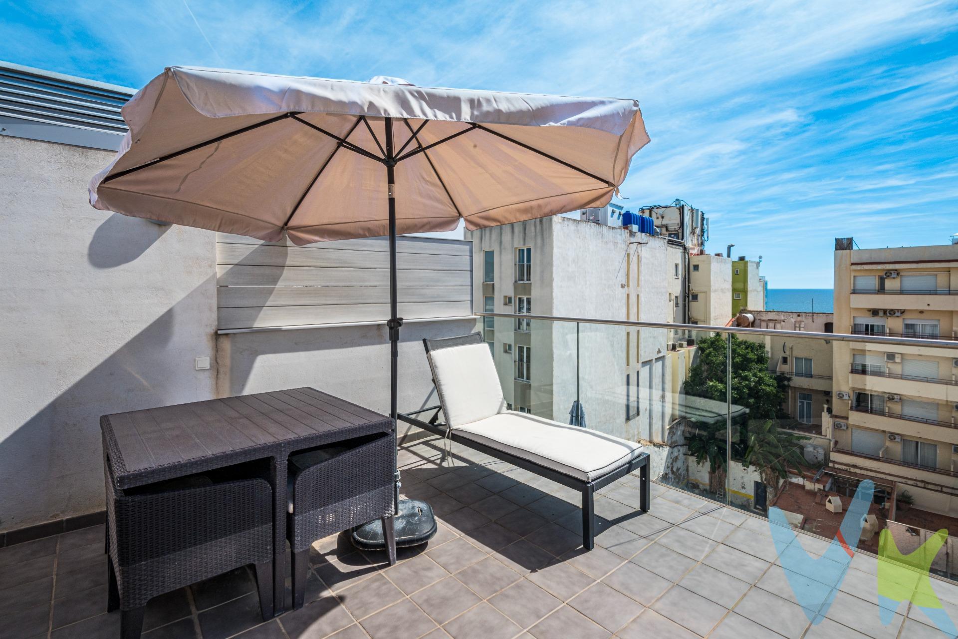Luminosa planta baja con terraza y solárium privado a un paso del mar en el centro de Sitges.(Ref. 18-02675). Una oportunidad única para disfrutar de Sitges desde una vivienda cómoda, luminosa y lista para entrar a vivir, con terraza, solárium privado y una ubicación privilegiada junto al mar. En pleno centro de Sitges, en una calle tranquila y a pocos pasos del Paseo Marítimo y la playa, esta impecable planta baja combina el confort de una finca seminueva con excelentes acabados y dos espacios exteriores privados. Características principales:. • Planta baja cómoda en edificio moderno de 2017 con ascensor y posibilidad de plaza de parking. • Salón-comedor amplio y luminoso con salida directa a una agradable terraza, ideal para relajarse o comer al aire libre, y cocina independiente equipada. • Zona de noche con 2 habitaciones dobles, una de ellas tipo suite, y 2 baños completos. • Solárium privado de uso exclusivo en la planta superior, perfecto para tomar el sol, disfrutar de las vistas o crear una zona chill out. Sitges, la conocida “Blanca Subur”, ofrece un estilo de vida mediterráneo muy valorado por su microclima, playas, gastronomía, cultura y proximidad al Parque Natural del Garraf. Está a 20 minutos del Aeropuerto de Barcelona y a 35 minutos de Barcelona ciudad, con buena conexión por autopista, tren y autobús. . INFORMACIÓN COMPLEMENTARIA Y AVISO LEGAL:. • Año de construcción: 2017. Vivienda libre, no VPO. Cédula de habitabilidad vigente. • CEE: consumo energético B – 40 kWh; emisiones CO₂: B – 6 kg CO₂/m². • Producto AICAT Garraf, comercializado en exclusiva compartida por las agencias del colectivo AICAT Garraf. Registro AICAT n.º 3341. • El precio no incluye gastos e impuestos de compraventa, como ITP o IVA/AJD, notaría, registro de la propiedad ni gestoría. Contacta con nosotros para más información o para concertar. 