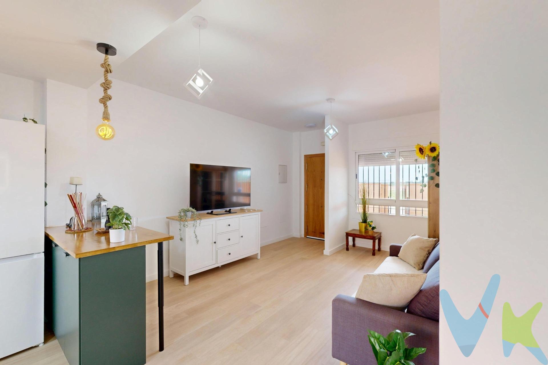 ¡Descubre esta encantadora planta baja en Pozo Estrecho, ideal para disfrutar de la tranquilidad y el confort que mereces! Esta vivienda seminueva se destaca por su luminosidad gracias a una excelente orientación. Consta de dos s dormitorios que ofrecen un ambiente acogedor y cómodo. La cocina está completamente amueblada con barra americana e incluye electrodomésticos modernos, perfecta para inspirar al chef que llevas dentro. El salón es espacioso y funcional, perfecto para compartir momentos inolvidables con familiares o amigos. La vivienda dispone de aire acondicionado por conductos con bomba de calor .Además cuenta con un jardín privado donde tambien podrás aparcar tu coche bajo techo;  hay además un patio bien equipado destinado a las labores de lavado, brindando gran comodidad en tus tareas diarias. Y si esto no fuera suficiente atractivo… ¡la urbanización dispone de una piscina comunitaria privada! Un lugar excepcional donde relajarte durante los cálidos días estivales sin salir del hogar. No pierdas la oportunidad de visitar este magnífico inmueble. ¡ LA VIVIENDA SE ENTREGA AMUEBLADA!. Para finalizar, queremos ofrecerte una experiencia inmobiliaria basada en calidad, cercanía y profesionalidad. Al contactar con nosotros, actuaremos como intermediarios, evitando molestias a la propiedad y acompañándote en todo el proceso, facilitándote la información y documentación necesarias para una compra cómoda y sin complicaciones. A continuación, te informamos de los gastos de compra no incluidos en el precio, para garantizar un proceso claro y tranquilo:. PVP: 189.000€. No incluye gastos, impuestos y demás gastos que legalmente correspondan al comprador: ITP del 7,75% con carácter general; existen excepciones según normativa aplicable (1). Base imponible el mayor valor entre el precio de venta o el valor referencia catastral. Gastos Notaría y Registro: 1.900€ aprox. según complejidad y aranceles vigentes (2). Financiación: gastos de hipoteca, tasación y gastos bancarios a cargo del comprador, según su necesidad y elección. Servicio doble de intermediación: Honorarios inmobiliaria a cargo del comprador: 3% precio final, más IVA (21%), salvo acuerdo contrario tras negociación, no incluidos en PVP. Operación y condiciones de compraventa sujeta a aceptación expresa del vendedor. Para acceder a información y documentación legalmente exigible por el consumidor: gesprocasa.es/consumidor. (1) Para una información exhaustiva sobre el funcionamiento, tipos impositivos y bonificaciones del ITP en la Región de Murcia, puedes consultar el portal oficial de la Agencia Tributaria Autonómica en el siguiente enlace: agenciatributaria.carm.es/ITPAJD. (2) Tarifas notariales y registrales reguladas en Anexo I Del Real Decreto 1426/1989 y, Anexo I Del Real Decreto 1427/1989, respectivamente. 