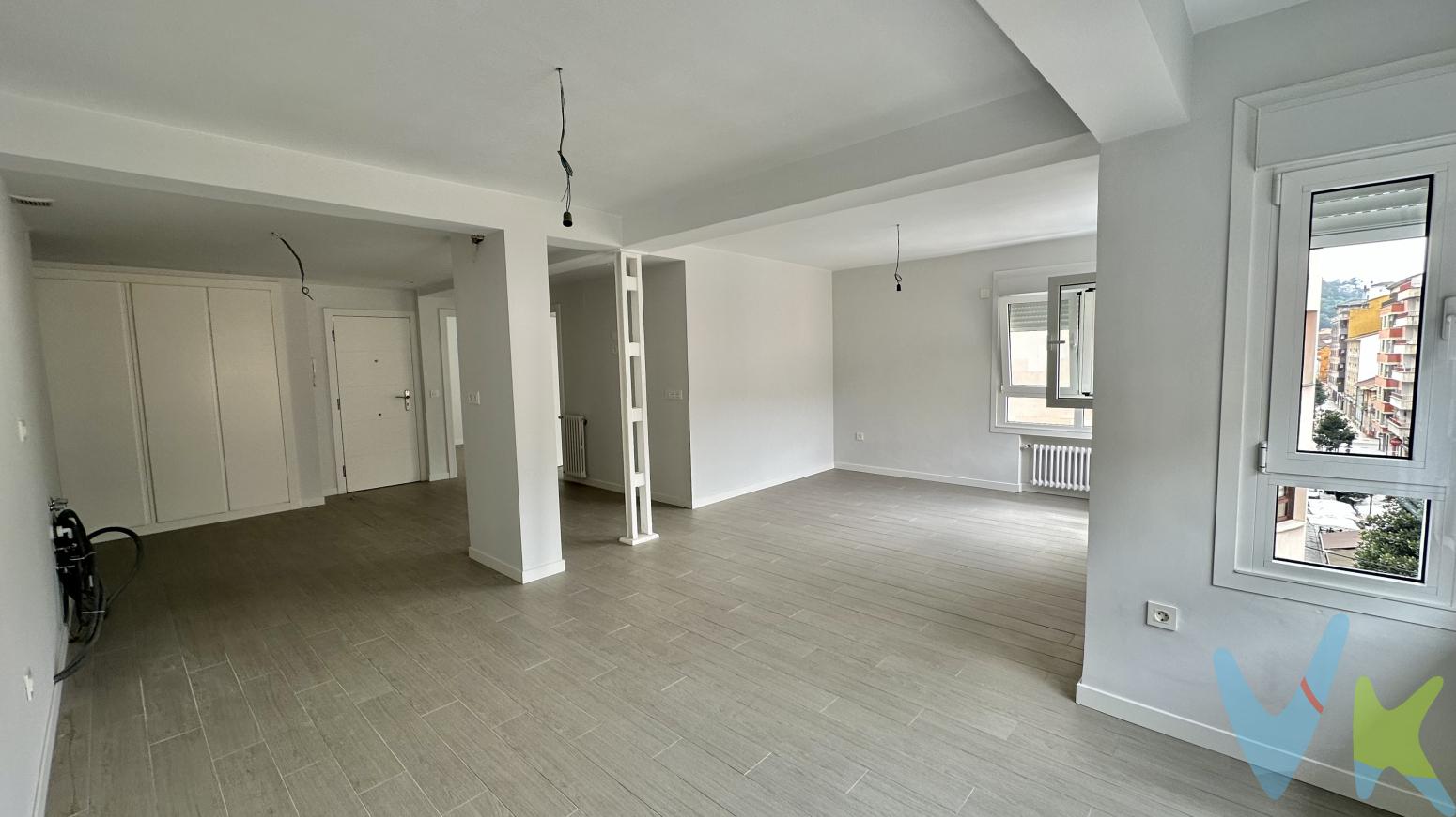  Pisazo  a estrenar de 108 metros útiles en una última planta y totalmente exterior en pleno centro de Mieres.La vivienda consta de tres dormitorios, dos baños, (uno en suite) y amplio salón con zona para instalar a tu gusto la cocina y trastero en sótano.Dispone de dos puertas de entrada, servicios centralizados con contador individual , persianas eléctricas, radiadores toallero en baños y óculos en zonas comunes.Perfecta orientación en esquina a sur y oeste por lo que tiene sol todo el día y es una  vivienda por planta.Honorarios de intermediación inmobiliaria a cargo del vendedor y honorarios de mediación inmobiliaria del 2% más I.V.A. a cargo del comprador. El consumidor tiene derecho, conforme a la normativa vigente, a disponer de información y documentación adicional relativa al inmueble y condiciones de la compraventa, accesible en la sede física de la agencia en la calle Corín Tellado 1 bajo de Gijón o a través del correo electrónico info@tufincagestion.com. La agencia actúa exclusivamente como intermediaria en la operación. Cualquier compraventa y sus condiciones quedan sujetas en todo caso a la aceptación expresa del vendedor del inmueble y a la posterior formalización del correspondiente contrato. El presente anuncio tiene carácter meramente informativo; la información suministrada se corresponde con la disponible a la fecha de publicación, pudiendo variar en función de las circunstancias o actualizaciones legales, contractuales y fiscales. Gastos e impuestos no incluidos en el precio. A título orientativo, en segundas transmisiones, el comprador abonará el Impuesto sobre Transmisiones Patrimoniales (ITP). Para consultar los porcentajes del ITP en Asturias puede hacerlo a través de la web oficial de servicios tributarios del Principado de Asturias https://sede.tributasenasturias.es/sites/sede/default/es_ES/Que-quieres-hacer/Transmisiones-Patrimoniales-y-AJD. La base imponible será el mayor valor entre precio de compraventa, tasación o valor de referencia catastral. Gastos de notaría y registro aranceles variables según precio, número de copias y complejidad). El comprador escoge libremente notario. El vendedor asume, por ley, los gastos que le correspondan, salvo pacto en contrario. Si se precisa hipoteca: Tasación, condiciones y costes bancarios según entidad elegida por el comprador; así como los gastos de gestoría y cualesquiera otros inherentes a la formalización de la compraventa. De acuerdo con la ley, no se incluyen en el precio otros gastos o tributos que legalmente correspondan al comprador.  
