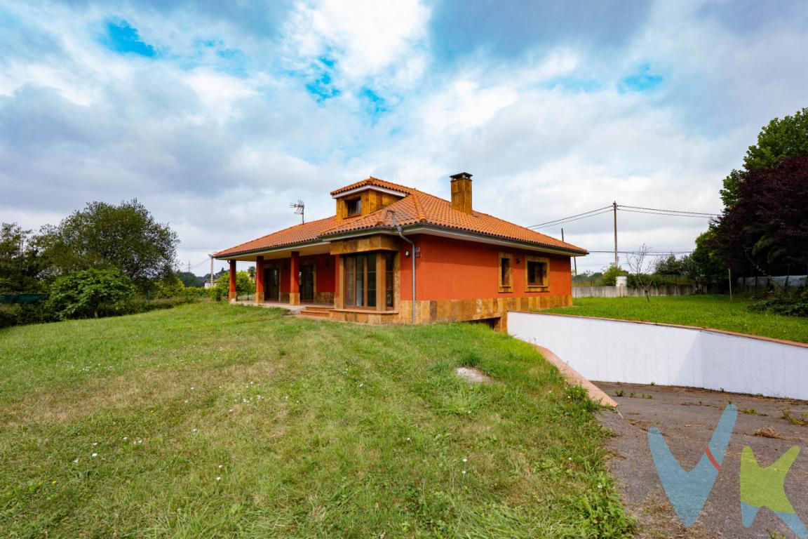 Se presenta una oportunidad única para adquirir una espectacular casa y finca en  Llanera,  de Pruvia de Arriba, Asturias. En venta, esta estupenda vivienda unifamiliar promete convertirse en el hogar de sus sueños. Construida en el año 2008, la propiedad ofrece modernidad y confort, características que hacen de esta residencia un lugar especial para vivir.Este inmueble destaca por sus amplias dimensiones, con una superficie útil de 170,33 metros cuadrados y un total de 303 metros cuadrados construidos. La distribución está pensada para ofrecer funcionalidad y comodidad. En sus cuatro habitaciones, cada miembro del hogar encontrará su propio espacio de tranquilidad y descanso. Cercana a todos los servicios esenciales, esta casa también ofrece la oportunidad de disfrutar de la paz que ofrece un entorno natural.Además, la vivienda cuenta con un  sotano espacioso para ser utilizado como garaje y  en cuyo sotano tambien cuenta con unas estancias perfectas para guardar aquellos objetos que no se desean mantener en las áreas principales de la casa. Ideal para familias que buscan espacio adicional sin sacrificar la estética ni la organización dentro del hogar.La amplitud del salón es uno de los aspectos más destacados del inmueble. Constituye un espacio abierto y luminoso, perfecto para momentos familiares o para la recepción de invitados. Cada habitación ha sido cuidadosamente diseñada para maximizar el confort y la funcionalidad, permitiendo una vida diaria cómoda y fluida.La calidad de los materiales de construcción se refleja en cada rincón de la casa. Este aspecto, junto con el excelente estado de conservación de la propiedad (solo es necesario realizar una pequeña inversion en renovar el pavimento) , garantiza una larga duración y pocas necesidades de mantenimiento en el futuro. Además, cuenta con una orientación que aprovecha al máximo la luz natural, formando ambientes cálidos y agradables durante todo el año.Externamente, la propiedad conserva un estilo atractivo y contemporáneo. El diseño arquitectónico no solo ofrece funcionalidad sino también carácter, integrándose perfectamente con el entorno de Pruvia de Arriba. Un lugar perfecto tanto para aquellos que buscan alejarse del bullicio de la ciudad como para quienes desean una conexión fácil con áreas más urbanizadas.No se pierda la oportunidad de visitar este fantástico inmueble. Es raro encontrar una propiedad que combine de manera tan efectiva espacio, ubicación y calidad de vida. Esta casa ofrece todas esas características y más. Sus cuatro habitaciones, junto con el resto de las áreas comunes, se convierten en la opción ideal para cualquier familia.Para aquellos que aprecian el equilibrio entre la vida urbana y rural, y valoran la comodidad y el espacio, esta casa representa una inversión invaluable. No dude en ponerse en contacto para organizar una visita y experimentar de primera mano todo lo que esta propiedad tiene para ofrecer. Su futuro hogar en  Llanera,  de Pruvia de Arriba, Asturias le espera.En el precio publicitado (PVP) no está incluido el Impuesto de Transmisiones Patrimoniales ni los gastos de Notaria y Registro 