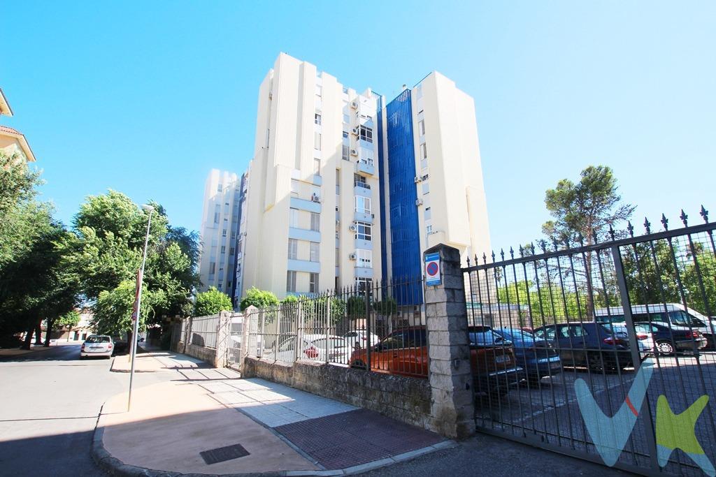 Magnífico piso reformado íntegramente, situado en una de las zonas más demandadas y cotizadas de la ciudad. Con una superficie de 94 metros cuadrados, esta propiedad cuenta con un salón que se conecta a una terraza ideal para disfrutar al aire libre. Sus cuatro dormitorios ofrecen espacio suficiente para toda la familia o como área destinada a oficina. Los dos baños han sido diseñados con modernas instalaciones y acabados contemporáneos. La cocina completamente equipada es nueva a estrenar e incluye electrodomésticos de alta gama, perfecta para los amantes del arte culinario. Este hogar destaca por sus primeras calidades: suelos gres-porcelánicos elegantes, puertas lacadas en blanco que aportan luminosidad y carpintería exterior eficiente climalit que asegura el confort térmico del inmueble durante todo el año. Las nuevas instalaciones eléctricas y fontanería garantizan tranquilidad futura sin necesidad de reformas inmediatas; además las paredes están revestidas con perlita proporcionando eficiencia acústica adicional junto techos altos brindando amplitud visual al ambiente general del piso. Situado muy cerca de los Juzgados y accesible desde cualquier punto clave, permite disfrutar lo mejor tanto laboralmente cómo personalmente gracias también a la proximidad hacia colegios reconocidos parques recreativos centros comerciales entre otras facilidades . Incluye plaza de aparcamiento, ascensor y armario empotrado optimizando almacenamiento. De acuerdo con lo prevenido en el Decreto 218/2005, de 11 de octubre, se informa al cliente que los Gastos Notariales, Registrales, impuesto de transmisiones (ITP) o I.V.A., Honorarios de intermediación, Gastos financieros, y otros gastos inherentes a la compraventa no están incluidos en el precio.