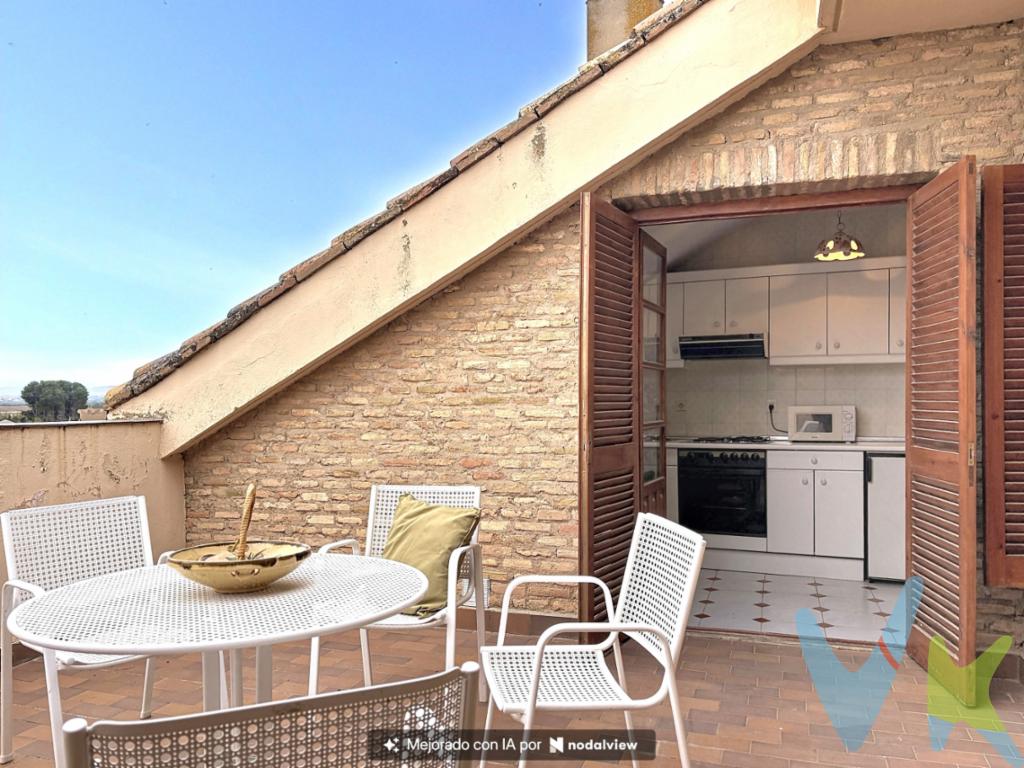 Si eres de los que priorizan la luz, la independencia de una última planta y, sobre todo, ¡una buena terraza!, este inmueble es para ti. Ático completamente amueblado de 103 m2 construidos en Cascante y listo para entrar a vivir. Impresionante terraza de 16 m2 con vistas, conectada directamente con el salón, la cocina y el dormitorio principal. Dispone de 3 dormitorios, baño completo y cocina independiente con despensa. Edificio de 1984 en muy buen estado de conservación. La propiedad se completa con calefacción individual de gasoil, suelos de gres y cerramientos de madera con mucho encanto, posicionándose como una oportunidad idónea para quien busca la tranquilidad de una última planta sin renunciar a la funcionalidad.