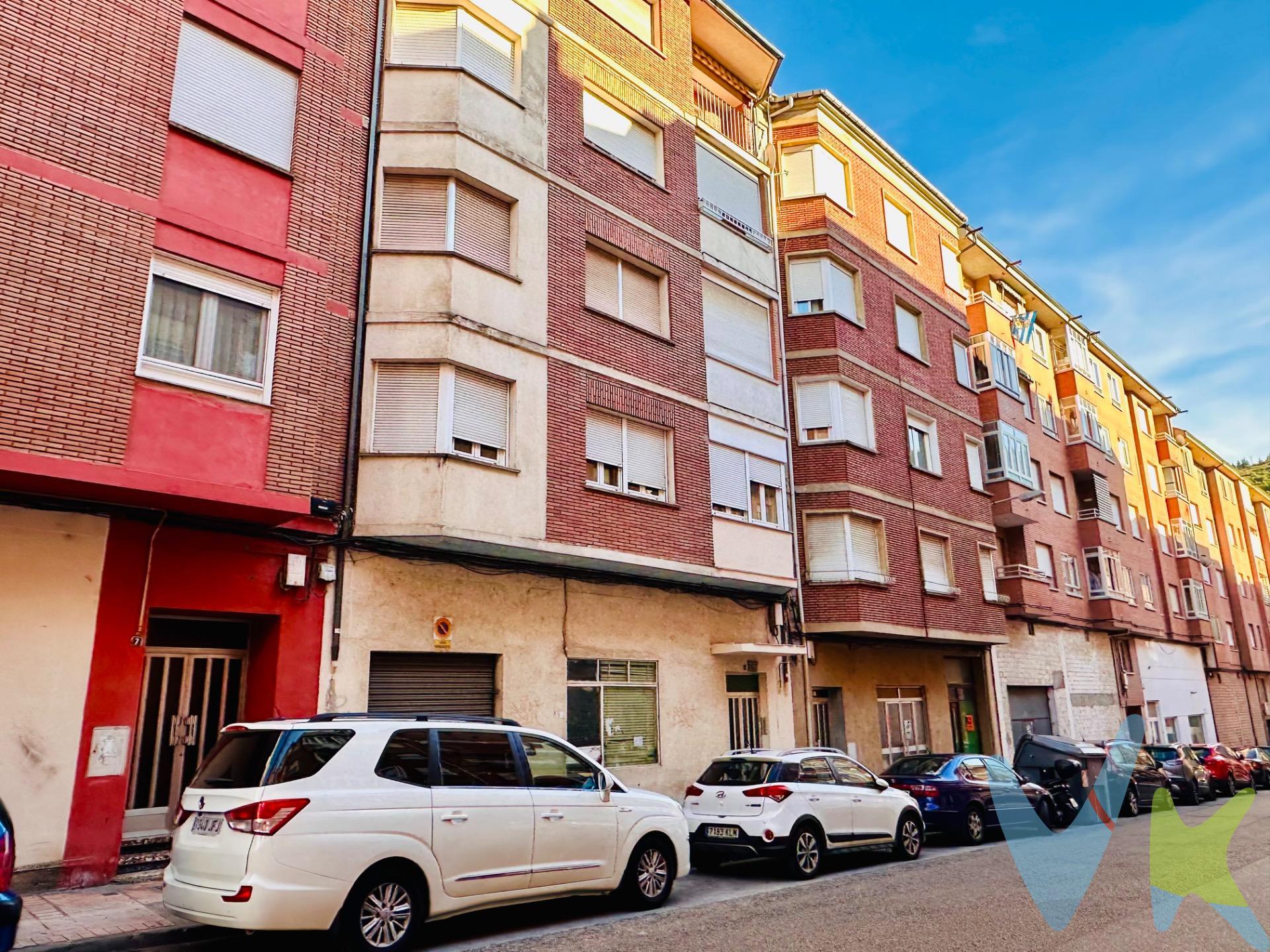 Vivienda ubicada en el barrio de la estación de Ponferrada. El inmueble se encuentra en la 1º planta de un bloque de viviendas de 1964 sin ascensor y en el se han realizado varias reformas ( ventanas, plato de ducha en baño, caldera de gas ciudad). Se distribuye en:. - Hall de entrada . - Comedor. - Habitación destinada a sala de estar. - 2 habitaciones dobles. - Cocina equipada independiente con acceso a galería cerrada. - Baño completo con plato de ducha. La calefacción y ACS se producen mediante caldera individual de gas ciudad. . Completa la composición un trastero y una carbonera en la planta - 1. 