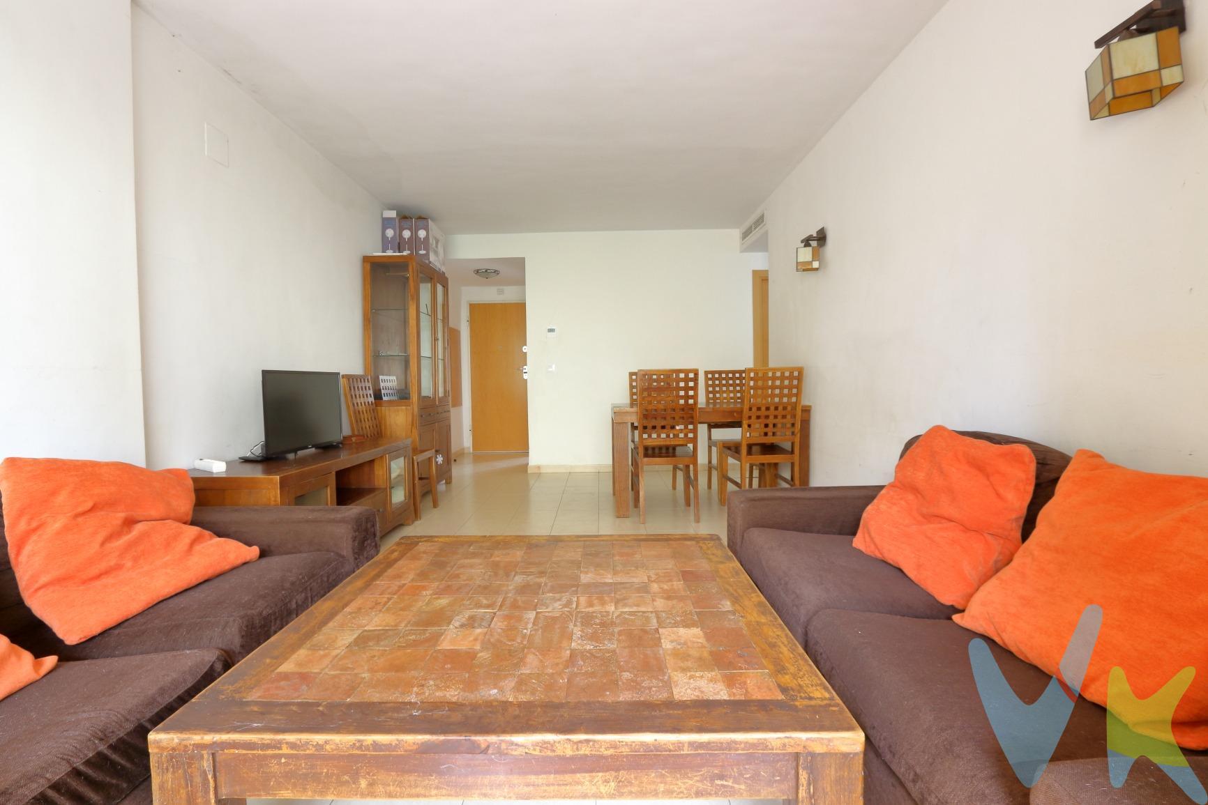 🏡 Bajo en venta en El Verger - Alicante. Bajo Único de 222.83 m2, siendo 125,83 de terraza jardín (esquina) y 97 de vivienda. ✨ Lo que lo hace único:. 1. Bajo de esquina con amplio jardín,  proporcionando un espacio exterior excepcional para relajarse, reunirse o dejar que los niños jueguen con total seguridad. 2. Gran Urbanización con piscina de adultos, piscina infantil, extensa zona verde, parque infantil y pista de pádel. 3.Trastero y garaje incluido en el precio. 4. Ubicación: junto al Polideportivo Tonus. 5. Población tranquila y a tan sólo 5 min. de Denia. 🔑 Distribución:. 3 habitaciones dobles. 2 baños completos. Cocina independiente. Salón con acceso directo al jardín. . 📞 ¡No dejes pasar esta oportunidad y agenda tu visita!. . El comprador tendrá un coste adicional correspondiente al servicio de gestión, asesoramiento y acompañamiento en todo el proceso de compra. Dicho importe, el mobiliario, la decoración y los impuestos no están incluidos en el precio publicado. . . . 