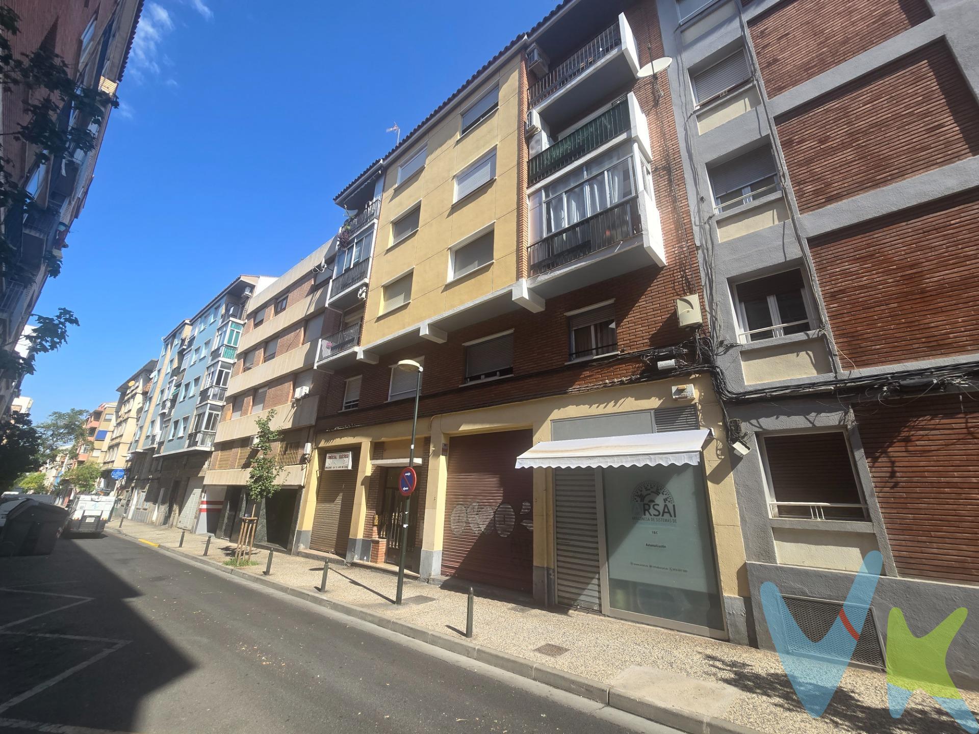 C/ JENARO CHECA.- Piso de 53m² útiles. La vivienda exterior a la calle Venecia está distribuida en dos dormitorios, salón, cocina y baño. Terraza de uso y disfrute interior al patio de luces. Tiene calefacción y agua caliente sanitaria individual de gas ciudad. Cuarto trastero en la misma planta. Piso para reformar. Primera planta sin ascensor con muy pocas escaleras. No dejes de ver la visita virtual 360º donde podrás ver con todo detalle esta vivienda. Gastos e impuestos no incluidos. A título orientativo, en segundas transmisiones, el comprador abonará: Impuesto sobre Transmisiones Patrimoniales (ITP), tipo general en Aragón al 8% (*). Base de cálculo: mayor valor entre precio de compraventa o valor de referencia catastral. Gastos de Notaría y Registro: Aranceles variables según precio, número de copias y complejidad; cálculo según tarifas normativas. Si se precisa hipoteca: Tasación, condiciones y costes bancarios según entidad elegida por el comprador; así como gastos de gestoría y cualesquiera otros inherentes a la compraventa. No se incluyen otros gastos o tributos que puedan por Ley corresponder al comprador. Operación sujeta a doble mediación. Existen honorarios a cargo del comprador, salvo pacto en contrario, no incluidos en PVP. El consumidor conforme a la normativa vigente podrá solicitar información y documentación adicional relativa al inmueble, sus características, condiciones de la operación y del servicio de mediación en la oficina y/o a través de nuestro teléfono de contacto o mail. La agencia actúa exclusivamente como intermediaria en la compraventa, cuyas condiciones, en todo caso, estarán sujetas a la aceptación expresa del vendedor del inmueble y posterior formalización del contrato. La información suministrada se corresponde con la disponible a la fecha de publicación, pudiendo variar en función de las circunstancias o actualizaciones legales, contractuales y fiscales. Anuncio de carácter meramente informativo. Para una información exhaustiva sobre el funcionamiento, tipos impositivos y bonificaciones del ITP en Aragón, puede consultar el portal oficial de la Agencia Tributaria Autonómica. Tarifas notariales y registrales reguladas en el Anexo I del Real Decreto 1426/1989 y Anexo I del Real Decreto 1427/1989, respectivamente. Anuncio no vinculante, puede contener errores.