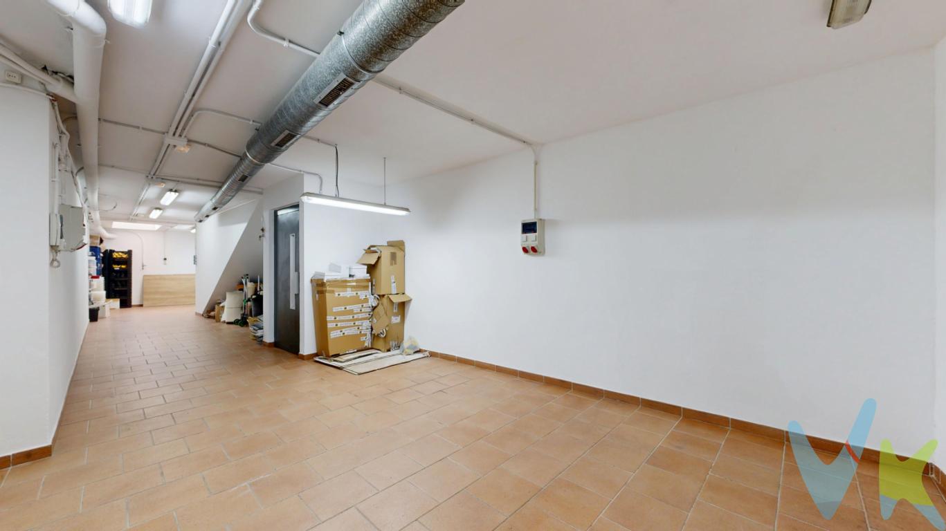  ¡Descubre tu hogar ideal en Torrent! Presentamos esta magnífica casa adosada en venta, diseñada para brindarte el máximo confort y calidad de vida. Esta propiedad, con una construcción sólida y moderna del año 2005, ofrece un espacio generoso y bien distribuido que hará las delicias de toda la familia. Con una superficie de 284 metros construidos y 206 metros útiles, cada rincón de esta vivienda está pensado para aprovechar al máximo el espacio y la luz natural.En su interior, la casa cuenta con cuatro habitaciones, espacios ideales para convertirse en acogedoras habitaciones para los miembros de la familia, en cómodas oficinas o en funcionales áreas de juego y entretenimiento. Cada una de estas estancias ha sido diseñada con un gusto exquisito, pensando siempre en combinar elegancia y funcionalidad. Además, dispone de un aseo que añade comodidad y practicidad a la distribución de esta hermosa propiedad.Uno de los grandes atractivos de esta casa es su amplio balcón. Un espacio perfecto para disfrutar de tus momentos de ocio al aire libre, tomar el sol en las mañanas o relajarte con una taza de café mientras contemplas las vistas. Este rincón es el lugar ideal para desconectar del ajetreo diario y conectar con el agradable entorno que te rodea.La comodidad también está garantizada gracias al ascensor, un elemento distintivo que facilita el acceso a todas las plantas de la vivienda, haciendo de esta propiedad un espacio accesible para todos los miembros de la familia. Practicidad y comodidad se unen en cada detalle de esta casa.Además de sus características interiores, la ubicación de esta propiedad es simplemente inmejorable. Situada en una zona de fácil acceso, tendrás a tu disposición servicios de transporte cercanos que te conectarán con el resto de la ciudad y más allá. Tanto el metro como el autobús se encuentran a corta distancia, facilitando tus desplazamientos diarios hacia el trabajo, colegios, centros comerciales o actividades de ocio.Otra ventaja de esta vivienda es la disponibilidad de servicios esenciales como el alcantarillado, asegurando tu tranquilidad y bienestar en todo momento. La infraestructura de la zona está perfectamente acondicionada, lo que te permite disfrutar de la tranquilidad de un entorno apacible, sin renunciar a las comodidades de la vida moderna.Este hogar, pensado para familias que buscan calidad, espacio y ubicación, te invita a conocerlo de cerca. Ven y descubre por ti mismo todas las ventajas que ofrece. Imagina cada metro cuadrado como parte de tu nuevo hogar, visualiza a tu familia disfrutando de la amplitud y las comodidades que esta casa adosada tiene para ofrecer.No dejes pasar esta oportunidad única de vivir en un entorno privilegiado dentro de Torrent. Organiza una visita y experimenta la calidez y confort de este hogar por ti mismo. Nos encantaría acompañarte en este proceso y abrirte las puertas a lo que podría ser tu nuevo hogar. Estamos seguros de que una vez que lo visites, no querrás dejarlo ir. Te esperamos con los brazos abiertos para que descubras todas las bondades que esta impresionante propiedad tiene para ofrecer. 