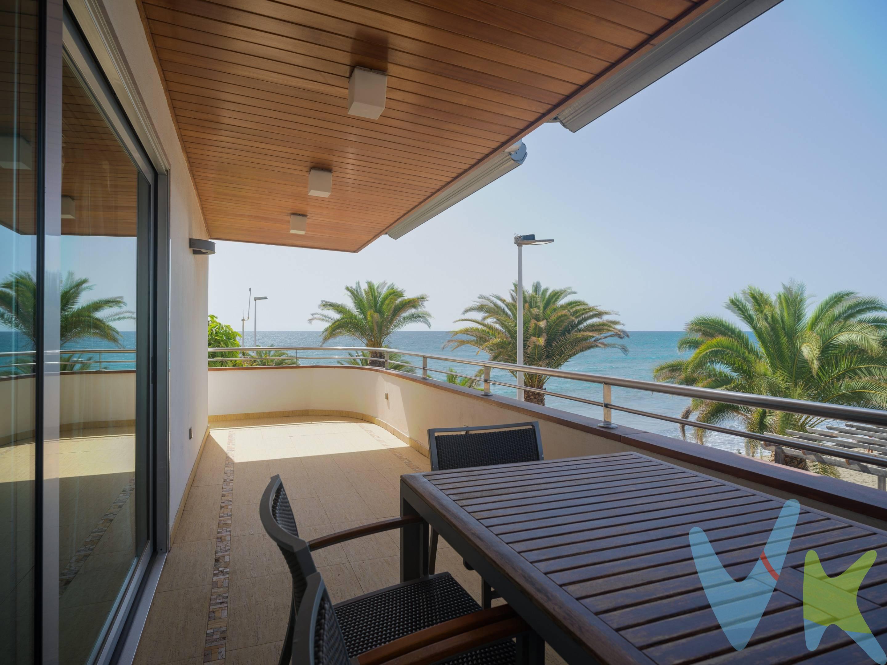 Ubicada en una de las zonas más privilegiadas del sur de la isla, esta maravillosa propiedad ofrece vistas panorámicas al océano, con la sensación única de vivir sobre el propio paseo marítimo… y a escasos pasos de la arena. Construida en parcela aprox. de 445 m², tiene unos 236 m² construidos, diseñados en concepto abierto y elegante que maximiza la luz natural y las  vistas al mar desde prácticamente todas sus estancias. El amplio salón-comedor de espacios abiertos, junto con la cocina totalmente equipada, permiten disfrutar del privilegio de cocinar y vivir mirando al océano, creando una experiencia residencial única. La propiedad tiene de cuatro dormitorios, destaca la espectacular master suite con baño en suite, jacuzzi, terraza privada con hamacas y vistas directas al mar. Además, cuenta con dos dormitorios dobles y un dormitorio sencillo, así como dos baños completos adicionales y un aseo de cortesía. En el exterior encontramos dos amplias terrazas, siendo la principal una impresionante terraza frontal que recorre toda la zona de salón y cocina, perfecta para disfrutar de amaneceres y atardeceres inolvidables. En la parte trasera, una acogedora zona ajardinada con fuente y área de descanso aporta privacidad y encanto. La vivienda ofrece altísimas calidades, con suelos de mármol, aire acondicionado, sistema de cámaras de seguridad perimetrales y puerta blindada, además de dos accesos independientes (principal y de servicio). Se vende completamente amueblada con mobiliario de alta calidad.. existe la opción de compra de un garaje para 3 coches. Con un estilo de vida junto al mar, dispone también de ducha exterior en madera, ideal para refrescarse al regresar directamente de la playa. En la planta inferior, con acceso directo desde el paseo marítimo, encontramos un apartamento independiente tipo estudio, con cocina, zona de estar-dormitorio y baño completo, además de un espacio adicional destinado a trastero. Perfecto para invitados o  zona de ocio.