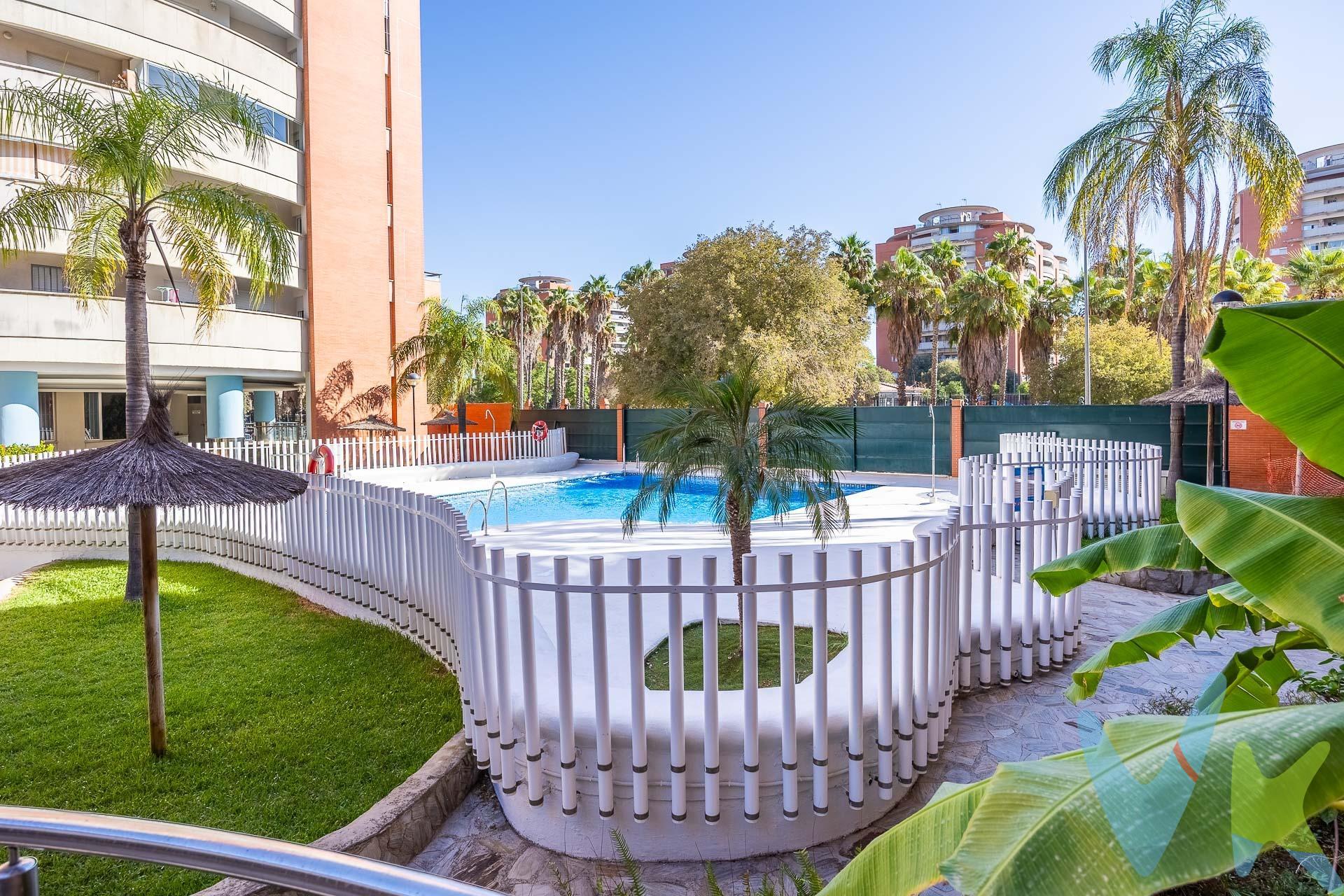 Magnífica vivienda de cuatro dormitorios y dos cuartos de baño, uno de ellos en suite, situada en la tranquila y consolidada urbanización Jardines de Hércules. La vivienda dispone de dos amplias terrazas, plaza de garaje y trastero, además de disfrutar de unas agradables vistas despejadas hacia una bonita zona ajardinada y parque. Entre sus principales cualidades destacan la gran cantidad de armarios empotrados, los radiadores de gas en todas las estancias, la excelente ventilación cruzada y, especialmente, la tranquilidad que ofrece una urbanización de ambiente totalmente familiar. La urbanización cuenta con dos piscinas y dos pistas de pádel, ofreciendo un entorno ideal para disfrutar en familia sin salir de casa. Su ubicación es otro de sus grandes atractivos: está rodeada de todo tipo de servicios, como comercios, supermercados, farmacias, gasolineras, colegios públicos y privados, hospitales y clínicas privadas. Además, se encuentra a tan solo tres minutos a pie de la estación de tren de Cercanías y de varias líneas de autobús, con excelentes conexiones con las diferentes zonas de Sevilla. Una vivienda cómoda, luminosa, tranquila y perfectamente comunicada, ideal para quienes buscan calidad de vida, servicios y buenas comunicaciones. ¡No dude en concertar una visita y descubrirla personalmente!. . En cumplimiento de las obligaciones de información previstas en la Ley 10/2025, de 28 de diciembre, de servicios de atención a la clientela y transparencia, así como en la normativa sectorial vigente, el precio indicado no incluye los gastos e impuestos inherentes a la adquisición, los cuales se desglosan estimados o con posibilidad de calcularlos a continuación; los gastos más ajustados serán dados en el D. I. A. en la visita a inmuebles, o antes. *Gastos de Notaría: La Minuta se calculará según al arancel notarial oficial: Anexo I, del Real Decreto 1426/1989, de 17 de noviembre. *Gastos de Registro de la Propiedad: La inscripción se facturará según el arancel oficial: ANEXO I, del Real Decreto 1427/1989, de 17 de noviembre. *Gastos de Gestión (Gestoría): Los honorarios por la tramitación administrativa, liquidación de impuestos e inscripción registral ascienden de forma estimativa a [363 € aprox. ] (IVA incluido), aunque depende de cada caso, y su dificultad. *Honorarios Agencia del Vendedor: incluidos en el PVP. *Honorarios Agencia del comprador: La agencia prestará los servicios de información, asesoramiento y acompañamiento previstos en el Encargo de Servicios y en el D. I. A. Sus honorarios serán informados previamente, de forma individualizada y por escrito, conforme a la libertad de pactos y a la normativa vigente. *Si necesita Financiación, su banco le informará. *Impuesto sobre Transmisiones Patrimoniales (ITP): Se aplicará el tipo impositivo vigente en Andalucía (generalmente el 7%, sin perjuicio de tipos reducidos del 6%. 3,5%, etc, aplicables según las circunstancias personales del comprador o las características del inmueble). El impuesto se devenga sobre el superior entre: 1. - Valor de Referencia de Catastro; y 2. - Precio de venta. Puede calcular su situación personal en el portal oficial de la A. T. de Andalucía.