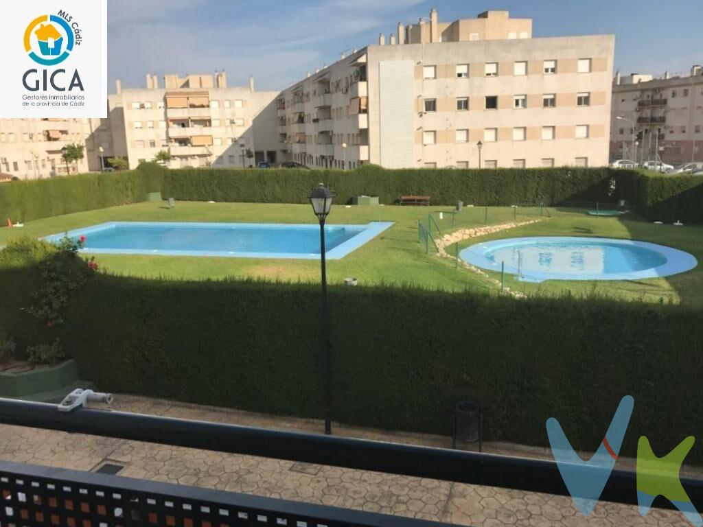 IDEAL PISO EN URBANIZACIÓN PRIVADA CON PISCINAS, ZONAS DEPORTIVAS Y PARQUE INFANTIL EN PUERTAS DEL SUR. La vivienda dispone de 3 dormitorios, que garantizan el confort familiar y 2 baños funcionales para mayor comodidad, uno exterior con bañera y otro interior con placa de ducha. Armario empotrado en dormitorio. Equipado con aire acondicionado tanto en el salón como en el dormitorio principal. Cocina independiente amueblada con algunos electrodomésticos. La urbanización ofrece diversas comodidades como piscinas para adultos e infantiles ideales para disfrutar del verano; además encontrarás zonas deportivas incluyendo pista de fútbol y pistas de pádel perfectas para mantenerte activo sin salir del complejo residencial. Para los más pequeños hay columpios y áreas ajardinadas donde pueden jugar al aire libre bajo supervisión segura. Este inmueble incluye también plaza GARAJE amplia así como TRASTERO, aportando espacio adicional tan necesario hoy día. Edificio con ascensor. Todo ello rodeado por servicios esenciales y fácil salida a todas direcciones. ¡LLAMANOS YA! . Informamos a nuestros clientes de que los gastos de notaría, registro, gestoría, impuestos y los honorarios de la agencia no están incluidos en el precio. A su vez, disponemos del documento informativo abreviado de la propiedad (según decreto 218/2005, del 11 de octubre) y de seguro de caución, para la protección del dinero entregado como señal para la reserva de una vivienda. Por mandato expreso del propietario, comercializamos este inmueble en exclusiva, lo que le garantiza el acceso a toda la información, a un servicio de calidad, un trato fácil, sencillo y sin interferencias de terceros. Por este motivo, se ruega no molestar al propietario, a los ocupantes de la propiedad o a los vecinos. Muchas gracias por su comprensión. 