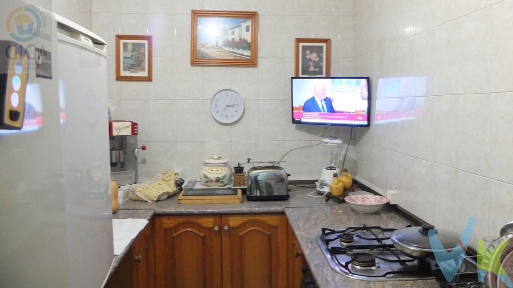 Vivienda situada en la popular Barriada de Los Pastores en Algeciras. Dispone de 4 habitaciones, una de ellas en planta baja que se podría unir al salón con chimenea para conseguir un salón más amplio, cocina y dos cuartos de baño. Se compone de dos plantas y una tercera donde tenemos una amplia azotea transitable y dos cuartos trasteros de bastante tamaño. Zona de fácil aparcamiento. La vivienda se puede habitar desde el primer momento y actualmente se encuentra morada, pero agradecería una amplia renovación. Oportunidad por su bajo precio y sus 125m2 inscritos, lo cual permiten una fácil tasación en el caso necesites una hipoteca. --------------------------------------------------. Informamos a nuestros clientes que los gastos de notaría, registro, gestoría, impuestos y los honorarios de la agencia NO están incluidos en el precio. A su vez, disponemos del documento informativo abreviado de la propiedad (según decreto 218/2005, del 11 de octubre) y de seguro de caución, para la protección del dinero entregado como señal para la reserva de una vivienda. Por mandato expreso del propietario, comercializamos este inmueble en exclusiva, lo que le garantiza el acceso a toda la información, a un servicio de calidad, un trato fácil, sencillo y sin interferencias de terceros. Por este motivo, se ruega no molestar al propietario, a los ocupantes de la propiedad o a los vecinos. Muchas gracias por su comprensión.