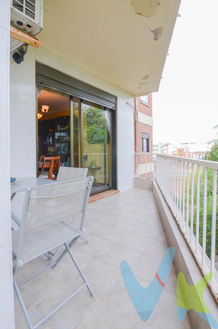 Luminoso piso de 3 habitaciones en zona céntrica con ascensor y vistas despejadas. Se ofrece en venta este acogedor y luminoso piso ubicado en una tercera planta con ascensor, situado en una zona céntrica, bien comunicada y con todos los servicios al alcance. La vivienda se encuentra en una finca muy tranquila, ideal para quienes buscan comodidad y tranquilidad en pleno corazón de la ciudad. Cuenta con 3 habitaciones, un baño completo, una cocina independiente y amplia, y un salón comedor de generosas dimensiones con salida a un balcón amplio, perfecto para relajarse al aire libre o disfrutar de las vistas despejadas que ofrece la vivienda. Gracias a su orientación y altura, el piso recibe una excelente entrada de luz natural durante todo el día, lo que lo convierte en un espacio cálido y acogedor. Una excelente oportunidad para vivir en el centro con tranquilidad y amplitud. Por mandato expreso del propietario, comercializamos este inmueble en exclusiva, lo que le garantiza el acceso a toda la información, a un servicio de calidad, un trato fácil, sencillo y sin interferencias de terceros. Por este motivo, se ruega no molestar al propietario o a los vecinos. Muchas gracias por su comprensión. Si usted es agente inmobiliario y tiene un cliente para este inmueble, llámenos: estaremos encantados de colaborar. El precio ofertado no incluye los gastos de la compraventa, impuestos, ni honorarios de la agencia inmobiliaria. El anuncio no tiene carácter vinculante y puede contener algún error. Si estás interesado en realizar una visita no dudes en ponerte en contacto con nosotros, estaremos encantados de atenderte!. . 