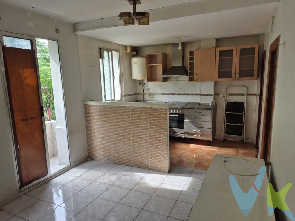 Esta vivienda de tamaño reducido, aproximadamente 35 m2 útiles, tiene un precio más que asequible dentro de la situación de mercado inmobiliario actual debido a que se le tiene que hacer una importante reforma. Un pequeño hall de acceso desemboca en una sala con una cocina abierta al fondo, separada por una barra. La sala tiene salida a un balcón. El apartamento cuenta con una habitación de unos 10 m2, así como con un baño. El piso dispone de alarma y electricidad, pero atualmente no tiene dada el alta de agua. La finca no dispone de ascensor. Este piso está en un grupo de viviendas frente al Parque de Bomberos y a un paso del Hospital General. Tiene muy buena comunicación tanto en autobús como en metro con el resto de la ciudad. Si deseas visitarla, no lo dudes, llámanos. Te concertaremos una visita con mucho gusto.  *Gastos e impuestos no incluidos en el precio.*Este anuncio tiene carácter meramente informativo.De haber un plano, este será puramente orientativo y no vinculante.   