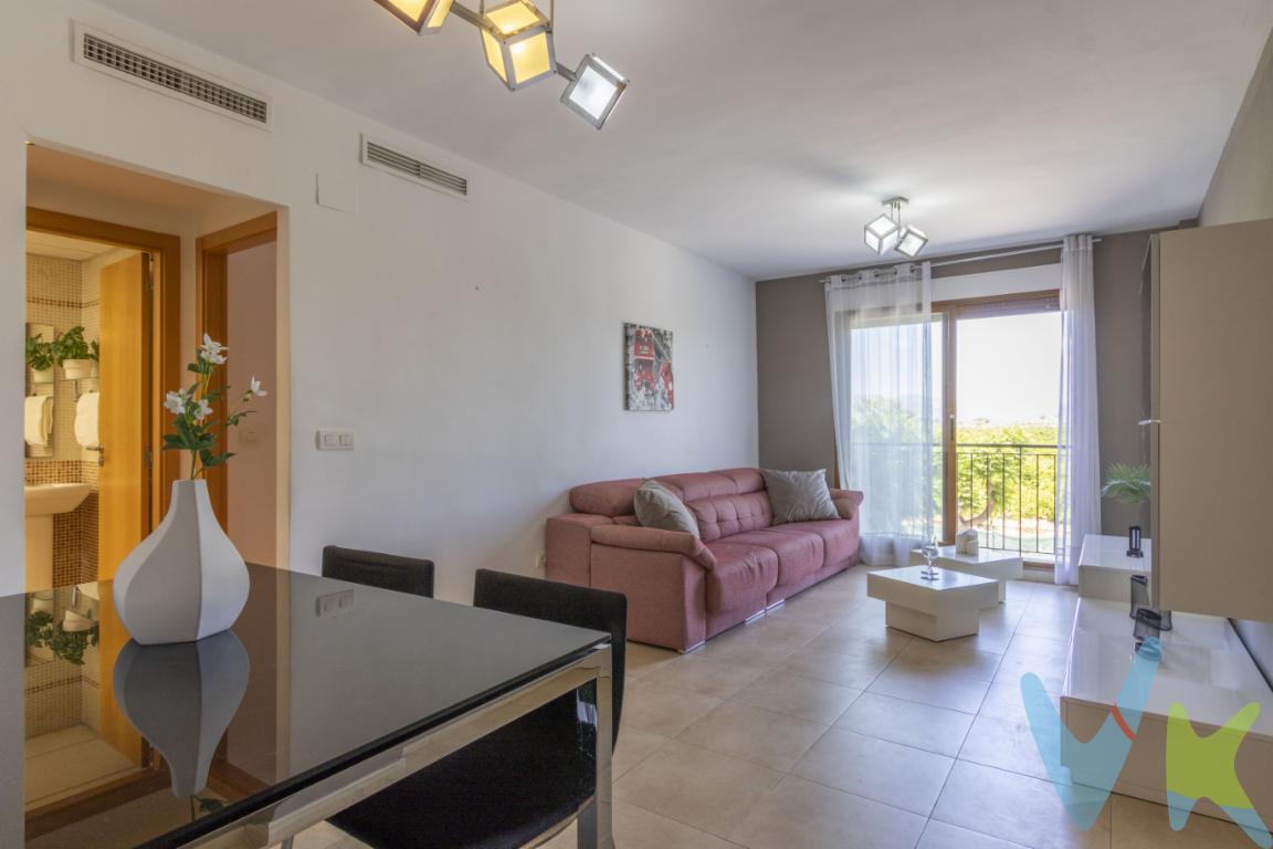 Tu piso en Canet, con garaje y a pocos minutos de la playaSi buscas una vivienda cómoda, bien ubicada y a pocos minutos de la playa, este piso en Canet d\'En Berenguer puede ser una excelente opción.Situado en la zona pueblo, tendrás todos los servicios del día a día a tu alcance, como supermercados, comercios, cafeterías y transporte, con la ventaja de estar muy cerca de la playa y poder disfrutar del mar siempre que te apetezca.La vivienda se encuentra en una primera planta y cuenta con 65,6 m² construidos distribuidos en dos dormitorios, un baño completo y una distribución práctica y funcional que aprovecha muy bien el espacio.Destaca por sus vistas despejadas y vistas a la montaña, que aportan una agradable sensación de amplitud y luminosidad. Además, dispone de climatización por conductos con aire acondicionado y calefacción, garantizando confort durante todo el año. Las ventanas de aluminio con Climalit y los suelos de gres completan una vivienda pensada para disfrutar con comodidad y con un mantenimiento sencillo.Dispone de un pequeño balcón exterior y, como valor añadido, incluye una amplia plaza de garaje, una característica cada vez más demandada tanto por quienes buscan una vivienda habitual como por quienes desean una segunda residencia cerca de la costa.Por ubicación, equipamiento y cercanía a la playa, es una oportunidad interesante tanto para vivir todo el año como para disfrutar de vacaciones y escapadas en una de las zonas más valoradas de la costa valenciana.Contacta con nosotros para más información o para concertar una visita. Estaremos encantados de enseñarte tu próximo hogar en Canet d\'En Berenguer. El precio no incluye lo siguiente: Honorarios de la agencia inmobiliaria, impuestos (IVA, ITP) y otros gastos de la Compraventa (notaria, gestoría y registro 