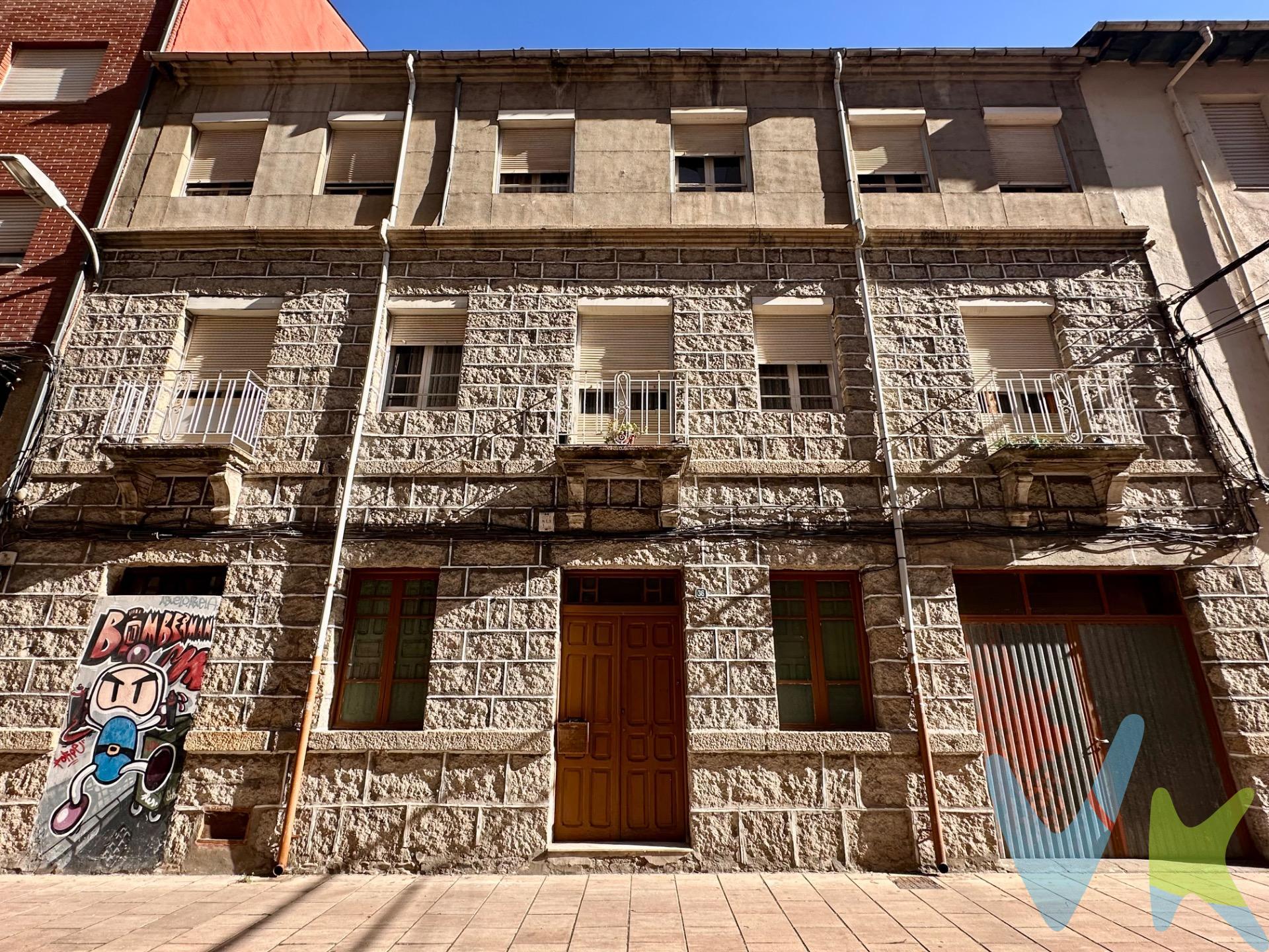 Presentamos esta magnífica casa solar ubicada en el corazón de Ponferrada, perfecta para aquellos que buscan una inversión o un nuevo hogar. Con una superficie de construcción de 409 m² y útil de 400 m², la propiedad cuenta con amplias estancias distribuidas en  dos plantas con dos pisos por planta, así como, un  bajo para garaje y bajo local comercial. La conservación es original, brindando al comprador la oportunidad de personalizarla a su gusto. Su orientación sur asegura luminosidad durante todo el día y vistas agradables desde sus ventanas exteriores. La parcela tiene una extensión total de 273 m² e incluye extras, terraza ideal para disfrutar del aire libre y trastero para almacenamiento adicional. Además, se encuentra bien comunicada con transporte público gracias a autobuses cercanos; también está rodeada por colegios locales lo cual resulta conveniente para familias jóvenes. 
