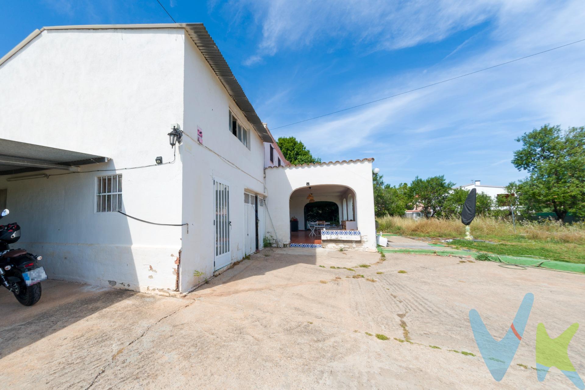 Villa Individual con gran parcela en la que permite edificar hasta dos vivienda independientes más. En la parcela, además de una gran zona verde, tenemos una piscina independiente y barbacoa, así como una amplia zona de aparcamiento cubierto. Descubre esta encantadora villa individual que combina comodidad, funcionalidad y una excelente distribución en una zona tranquila y bien comunicada. . La vivienda se distribuye en planta baja donde encontramos el salón-comedor, una cocina independiente totalmente equipada y un baño completo, así como una terraza cubierta en el exterior. En la planta primera encontramos tres habitaciones bien distribuidas, ideales para toda la familia, y un baño completo. La vivienda dispone de Calefacción con instalación completa con radiadores, garantizando confort durante todo el año. En el mismo edificio encontramos anexo el garaje cerrado con altillo, perfecto para almacenamiento extra o como zona de trabajo. También en la misma edificación tenemos una estancia, con entrada independiente, equipada con una habitación, baño y cocina; Ideal para invitados, alquiler vacacional o como apartamento adicional. Una oportunidad única de adquirir una vivienda versátil, con múltiples posibilidades de uso, tanto para residencia habitual como inversión. 📍 ¡No dejes pasar esta oportunidad y ven a visitarla!. Por mandato expreso del propietario comercializamos este inmueble mediante contrato de multi-exclusiva, por el cual numerosas agencias colaboradoras, nacionales e internacionales, ofrecen esta vivienda a sus potenciales compradores, todo ello garantizando un servicio de calidad, un trato fácil, sencillo y sin interferencias de terceros, ya que la gestión es a través de nuestra agencia. *Impuestos, gastos de compraventa tales como honorarios agencia y financiación no incluidos. 