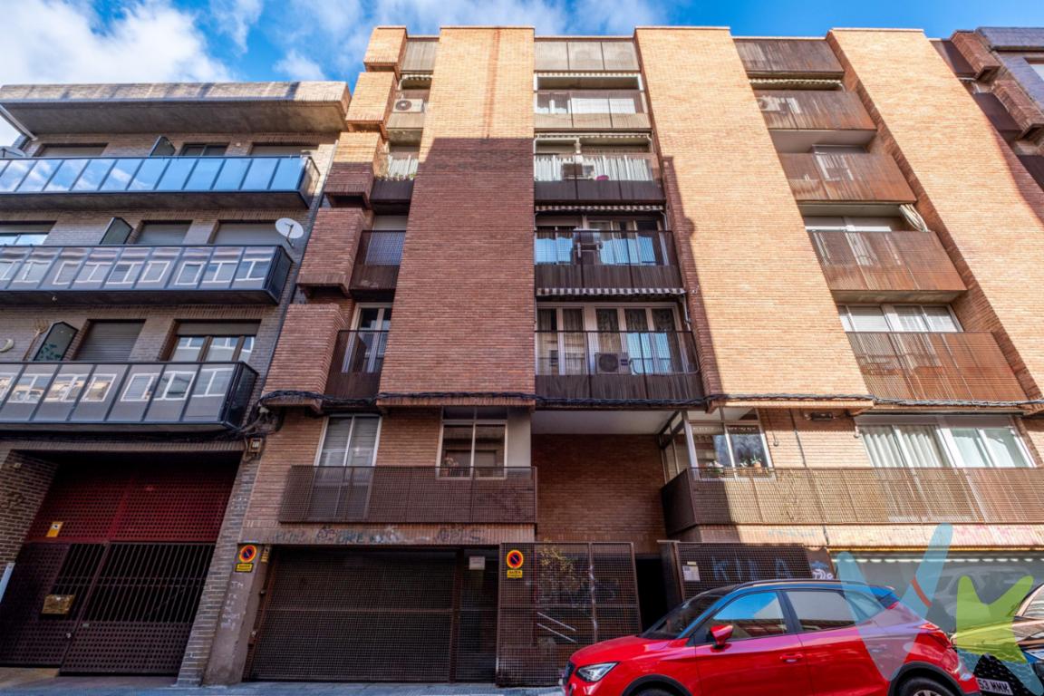 En el corazón de Zaragoza, en la codiciada zona de Sagasta, te espera un piso con todas las bases para convertirse en el hogar que siempre has imaginado. Ubicado en calle Cervantes, en una buena finca con ascensor a cota cero, esta vivienda reúne ubicación, comodidad y un enorme potencial. Conservado de origen, es perfecto para quienes buscan personalizar su casa desde cero sin renunciar a una estructura sólida y funcional. Sus 3 dormitorios y 2 baños ofrecen el espacio que necesitas, mientras que el salón se abre a un pequeño balcón exterior, compartido también con uno de los dormitorios, aportando luz y una agradable ventilación natural. La vivienda cuenta con calefacción y agua caliente central con contador individual, lo que te permite controlar tu consumo, y un split de aire acondicionado en el salón para un confort total. Y uno de sus grandes privilegios: garaje y trastero en la misma finca, un auténtico tesoro en esta zona tan demandada. Todo ello con pocos gastos de comunidad, algo raro de encontrar en edificios de esta categoría. Un piso en pleno centro, con luz, con posibilidades y con todas las comodidades que hacen la vida más fácil. ¿Lo vemos? Podría ser justo lo que estabas buscando. 