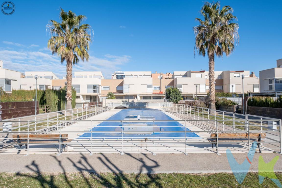 c/ Johann Pachelbel ¡Bienvenidos a vuestro nuevo hogar en Rosales del Canal, Zaragoza!. Esta encantadora casa unifamiliar en el  complejo residencial Los Almendros es la opción ideal para vuestra familia. Ubicada en una zona privilegiada con acceso a  colegios hasta bachillerato, garantizando así vuestra comodidad durante muchos años. . Imagina disfrutar del tiempo en familia en una gran piscina con una zona comunitaria para tomar el sol, sin preocupaciones por el ruido, ya que esta casa esquina ofrece la tranquilidad y privacidad que necesitáis. Además, su jardín privado es un oasis de tranquilidad, con una zona embaldosada y otra de césped con riego automático, perfecto para que los niños jueguen y vosotros os relajéis. En su interior, la casa es bonita y funcional, con calefacción y aire acondicionado sectorizado por plantas, asegurando vuestro confort en cualquier época del año. Con cuatro plantas, encontraréis tres dormitorios dobles, tres baños y un despacho abuhardillado con dos terrazas solárium para disfrutar de las vistas, relax y privacidad. El salón, super luminoso, cuenta con una gran zona acristalada de suelo a techo que ofrece unas bonitas vistas al jardín. Además, en la planta -1 encontraréis una bodega y un garaje en cabina para dos coches, proporcionando el espacio extra que necesitáis para almacenar y proteger vuestros vehículos. Esta propiedad se encuentra en excelente estado, lista para que vosotros y vuestra familia os mudéis y comencéis a crear recuerdos inolvidables. ¡No dejéis pasar esta oportunidad de vivir en el hogar de vuestros sueños! Contáctanos hoy mismo y hagamos realidad esta emocionante aventura juntos.