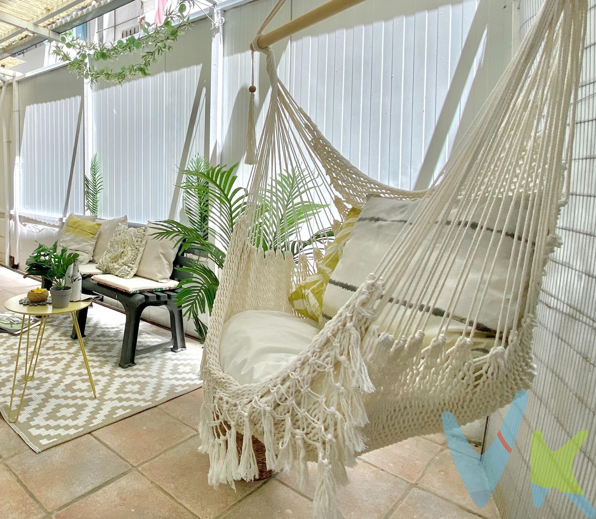 Un nuevo Open House de Finkas ng te trae la oportunidad de descrubir algo diferente. Apúntate y no pierdas la ocasión de ver tu nueva casa. . En esta jornada de puertas abiertas podrás ver una planta baja vivienda en calle peatonal. Un oasis que te aisla del ruido y del estrés. Se ubica en la calle San Vicente, junto al parking de Lladró. . Cuenta con una distribución muy cómoda ya que es totalmente cuadrada. Salón y dormitorio exteriores a la calle, con la cocina y otro dormitorio exteriores a la terraza. Sí, tiene terraza de unos 15 metros cuadrados con acceso desde la cocina. Todo un lujo hoy en día. . No te lo pienes más y ven al Open House este viernes 26 de junio. Te esperamos!. ***. gencia Registrada con el Nº 5343 en el Registro Obligatorio de Agentes Inmobiliarios de la Comunitat Valenciana, según el DECRETO 98/2022, de 29 de julio, del Consell, por el que se regula el Registro de Agentes de Intermediación Inmobiliaria de la Comunitat Valenciana. La documentación del inmueble ha sido revisada y estimamos que reúne todos los requisitos necesarios para ser comercializado. El precio ofertado no incluye los honorarios de la agencia a cargo del comprador, que ascienden al 4% del precio final del inmueble. El precio ofertado tampoco incluye ni los gastos de notaría y de registro de la propiedad (que están sujetos a aranceles y varían dependiendo del precio de venta), ni los impuestos (que en la Comunidad Valenciana varían dependiendo del precio del inmueble y de las características personales del comprador). Las medidas aquí expuestas han sido obtenidas del Catastro. El anuncio no es vinculante, puede contener errores. ¿Tienes alguna duda? Consúltanos. ***. Los vendedores han confiado en este equipo para gestionar la venta del inmueble de forma exclusiva. Como no puede ser de otra forma, garantizamos un servicio de calidad, actuando en todo momento de forma transparente, ética y profesional. Así pues, se ruega la no interferencia de terceros y, sobre todo, no molestar a los propietarios, a los ocupantes del inmueble o a los vecinos. Muchas gracias por tu comprensión.