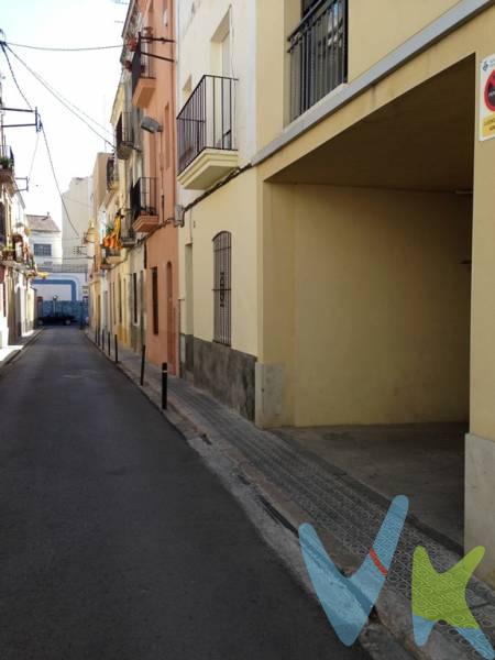 Necesitas dos plazas de aparcamiento en el centro? O una muy grande?. Se venden de forma conjunta dos plazas contiguas y se encuentran a pocos metros de la plaza de la vila. El acceso es mediante rampa.