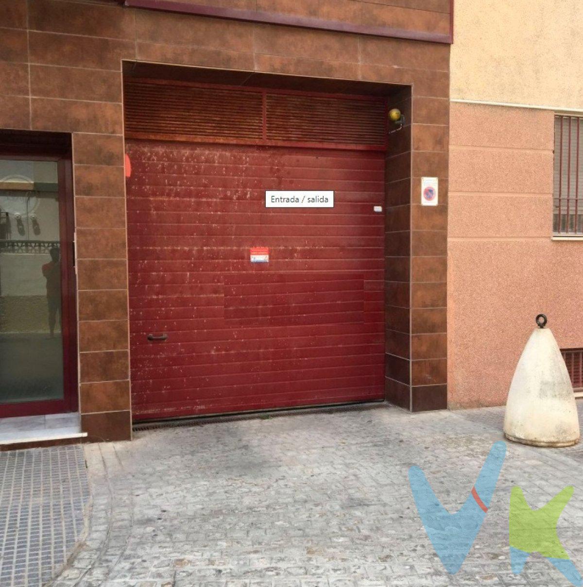 Se vende plaza de garaje situada en una zona inmejorable, junto a la comisaría de la Policía Nacional y a escasos minutos de la Playa de Santa María del Mar. Ubicada en un garaje comunitario muy tranquilo, con menos de 10 vecinos, lo que garantiza comodidad y seguridad. El acceso se realiza mediante rampa amplia y de cómoda circulación, ideal tanto para uso diario como para segunda residencia o inversión. DIMENSIONES:  Largo: 4,74  metros   Ancho: 2,50 metros. Una excelente oportunidad para asegurar tu plaza en una de las zonas más demandadas de la ciudad, evitando problemas de aparcamiento y ganando en comodidad y tranquilidad. 📞 Contacta con nosotros sin compromiso para más información o para concertar una visita. Estaremos encantados de enseñártela. * Gastos, Impuestos y Honorarios de la Agencia no incluidos en el precio. Periodo de validez de la publicación 02/06/2026. 