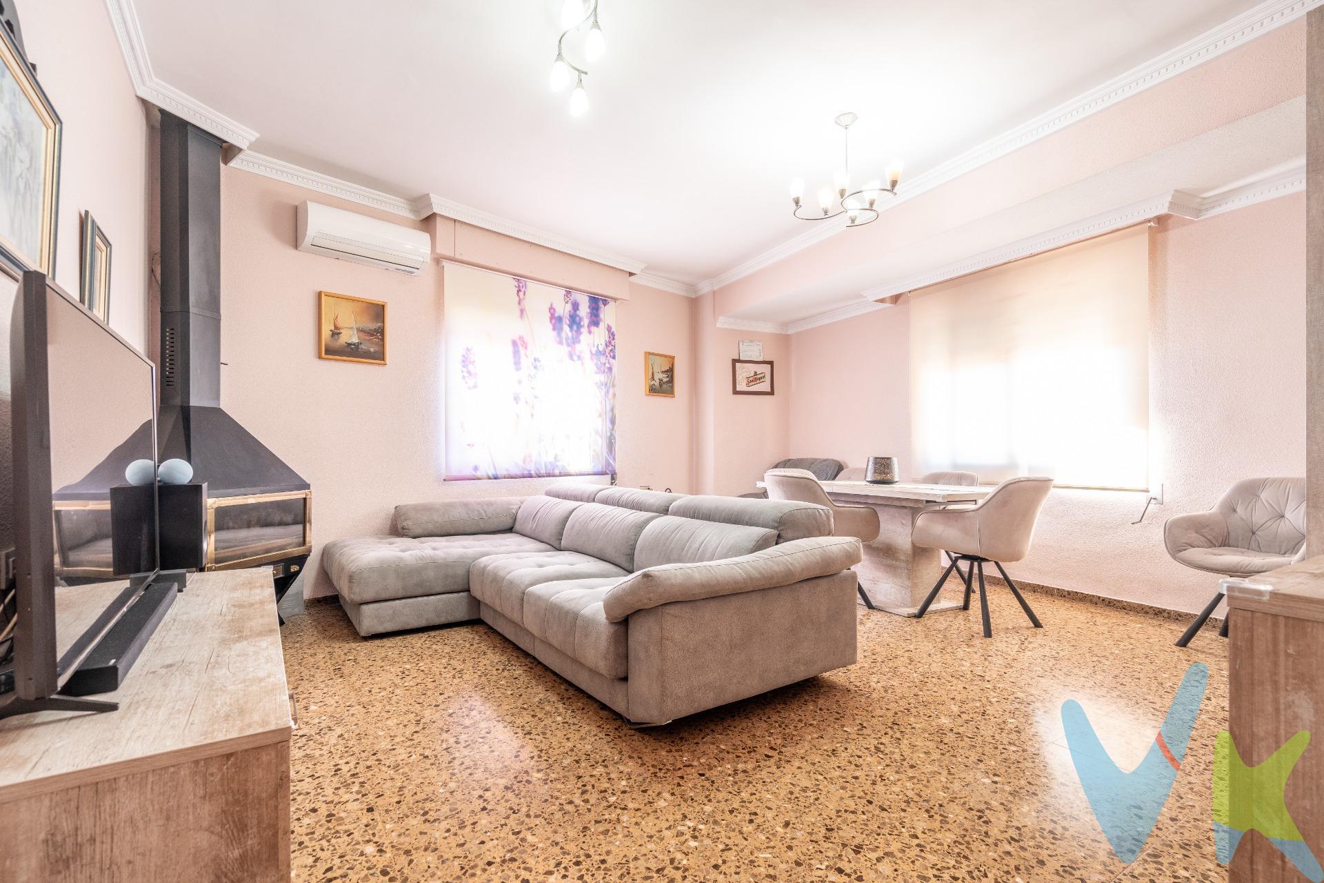 Fantástico piso en venta en Benaguacil. Esta amplia propiedad cuenta con cuatro habitaciones, dos baños (uno de ellos con bañera de hidromasaje), ideal para relajarte después de un largo día de trabajo. Esta vivienda es exterior y ofrece una excelente ventilación natural. En el acogedor salón, podrás disfrutar de cálidos momentos junto a la estufa de leña, creando un ambiente acogedor y hogareño. La espaciosa cocina no solo es funcional, sino que también cuenta con una enorme despensa y un práctico lavadero integrado. Además, podrás disfrutar de tu café matutino o de una cena al aire libre en una encantadora terrracita interior. También, dispone de un trastero en la parte superior de la finca .. donde se encuentra una terraza comunitaria. Ubicado en una finca familiar con solo tres vecinos (uno por planta) , situado en  una zona céntrica del pueblo, tendrás acceso a todos los servicios necesarios, desde comercios locales hasta las principales vías de acceso. No te pierdas la oportunidad de formar parte de las magníficas fiestas que se celebran en septiembre en honor a la Virgen de Montiel, !una experiencia única que podrás disfrutar  estando en esta ubicación privilegiada!. Encanta de poder enseñarte la vivienda ideal para ti y tu familia. . Te esperamos a verlo pero no tardes, y si necesitas ayuda con el estudio de la financiación te podremos ayudar también, ya que contamos con departamento de financiación donde te ofrecen mejores condiciones que en cualquier otro sitio. Por mandato expreso del propietario, comercializamos este inmueble en exclusiva, lo que le garantiza el acceso a toda la información, a un servicio de calidad, un trato fácil, sencillo y sin interferencias de terceros. Por este motivo, se ruega no molestar al propietario, a los ocupantes de la propiedad o a los vecinos. Muchas gracias por su comprensión. Si usted es agente inmobiliario y tiene un cliente para este inmueble, llámenos: estaremos encantados de colaborar.