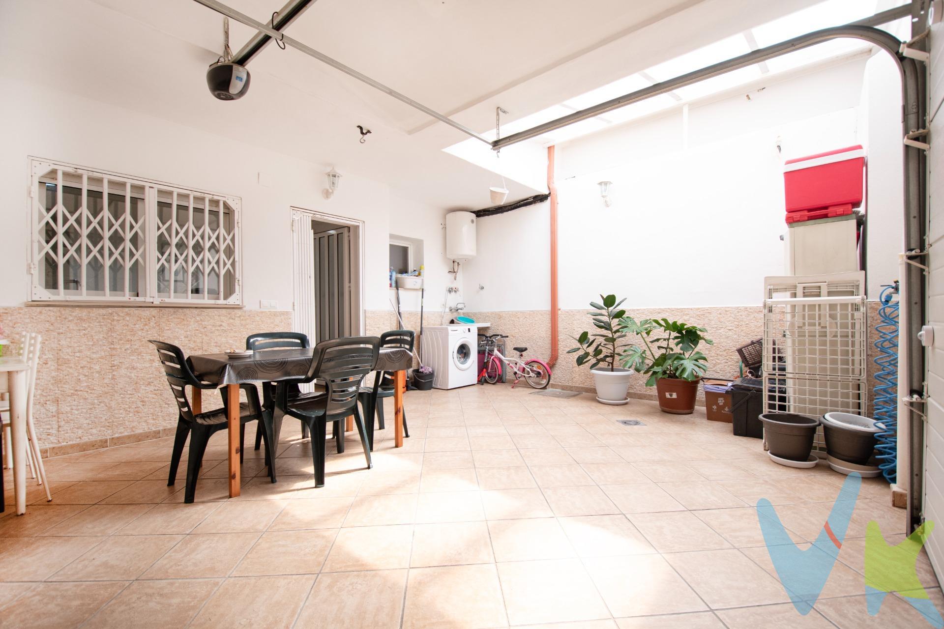 Se vende vivienda unifamiliar construida en 2005, muy bien mantenida y lista para entrar a vivir sin necesidad de reformas. Es una casa cómoda y acogedora, con buena distribución, abundante luz natural y vistas completamente despejadas al campo. En la planta baja se encuentra el salón comedor, un espacio agradable y luminoso, perfecto tanto para el día a día como para recibir visitas. La cocina es independiente y comunica directamente con el garaje, lo que facilita mucho las tareas cotidianas. En esta misma planta se ubica también un aseo, muy práctico para uso familiar y para invitados. El garaje, de aproximadamente 19 m² adicionales a la superficie de la vivienda, es amplio y actualmente se utiliza en gran parte como zona de estar y terraza cubierta. Cuenta con un tragaluz que aporta mucha luz natural, convirtiéndolo en un espacio extra muy versátil, ideal para reuniones, comedor o área de ocio. Aun así, puede volver a utilizarse como garaje si se desea, aunque cabe destacar que resulta muy fácil aparcar justo en la puerta de la vivienda. En la primera planta se encuentran tres dormitorios exteriores, todos con aire acondicionado por split y muy buena entrada de luz natural. Dos de las habitaciones disponen de armarios empotrados y una de ellas cuenta además con balcón. En esta misma planta hay un baño completo que da servicio a los tres dormitorios. La vivienda dispone además de una buhardilla diáfana con 4 ventanales practicables, un espacio amplio, bien iluminado y ventilado que puede adaptarse fácilmente como dormitorio adicional, despacho, sala de juegos o zona de ocio según las necesidades. Entre sus características técnicas, la casa cuenta con preinstalación de aire acondicionado por conductos, además de los splits ya instalados, ventilación cruzada natural y ventanas con doble acristalamiento tipo climalit, que mejoran el aislamiento térmico y acústico y ayudan a reducir el consumo energético tanto en verano como en invierno. Los suelos cerámicos se encuentran en perfecto estado, reflejo del buen cuidado de la vivienda a lo largo de los años. La vivienda se encuentra en Benimuslem, una localidad tranquila y agradable, ideal para quienes buscan calidad de vida en un entorno más relajado sin renunciar a los servicios del día a día. El propio municipio cuenta con colegio, piscina municipal, instalaciones deportivas y servicio regular de autobuses, lo que lo hace especialmente cómodo para familias y para quienes necesitan desplazarse. Además, su ubicación es muy práctica, ya que se sitúa a pocos minutos de Alberic, Carcaixent y también de Alzira, donde se encuentra una amplia oferta de supermercados, comercios, centros de salud, estación de tren y todo tipo de servicios. Esta combinación de tranquilidad, buenas comunicaciones y cercanía a ciudades más grandes convierte a la vivienda en una opción muy interesante tanto como residencia habitual como inversión. Las vistas abiertas al campo, sin edificaciones frente a la vivienda, aportan una gran sensación de amplitud, privacidad y calma, un valor añadido difícil de encontrar hoy en día. Tu nuevo hogar en Benimuslem te espera, con comodidad, luz y vistas que enamoran. Mobiliario, vehículos y otros elementos decorativos y personales de la propiedad no incluidos. Impuestos, gastos de compraventa, intermediación y financiación no incluidos. 