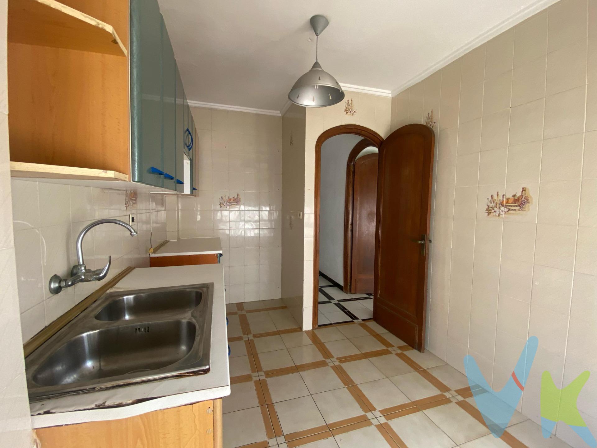 ¡Oportunidad única en el corazón de Torrent! Este luminoso piso ubicado en el casco te ofrece todo lo que necesitas para una vida cómoda y práctica. Con 100 m² de superficie, cuenta con tres amplias habitaciones perfectas para alojar a tu familia o como inversión. Disfruta de la comodidad de tener dos baños completos, ideal para evitar esperas por las mañanas. La propiedad se encuentra en un edificio con ascensor y está rodeada de todos los servicios esenciales: tiendas, restaurantes y transporte público, colegios tanto públicos como privados, universidad católica, todo a un paso de la vivienda. Su conservación es original, lo que brinda múltiples posibilidades para personalizarlo según tus gustos e intereses; ¡es un lienzo listo para convertirse en tu hogar soñado! Y no olvidemos su excelente ubicación: muy soleado durante gran parte del día gracias a sus grandes ventanales que llenan cada rincón de luz natural. Además cuenta con un trastero privado y amplio en la azotea de la fachada. Todo esto a un precio inmejorable. No pierdas esta fantástica oportunidad; contáctanos hoy mismo!