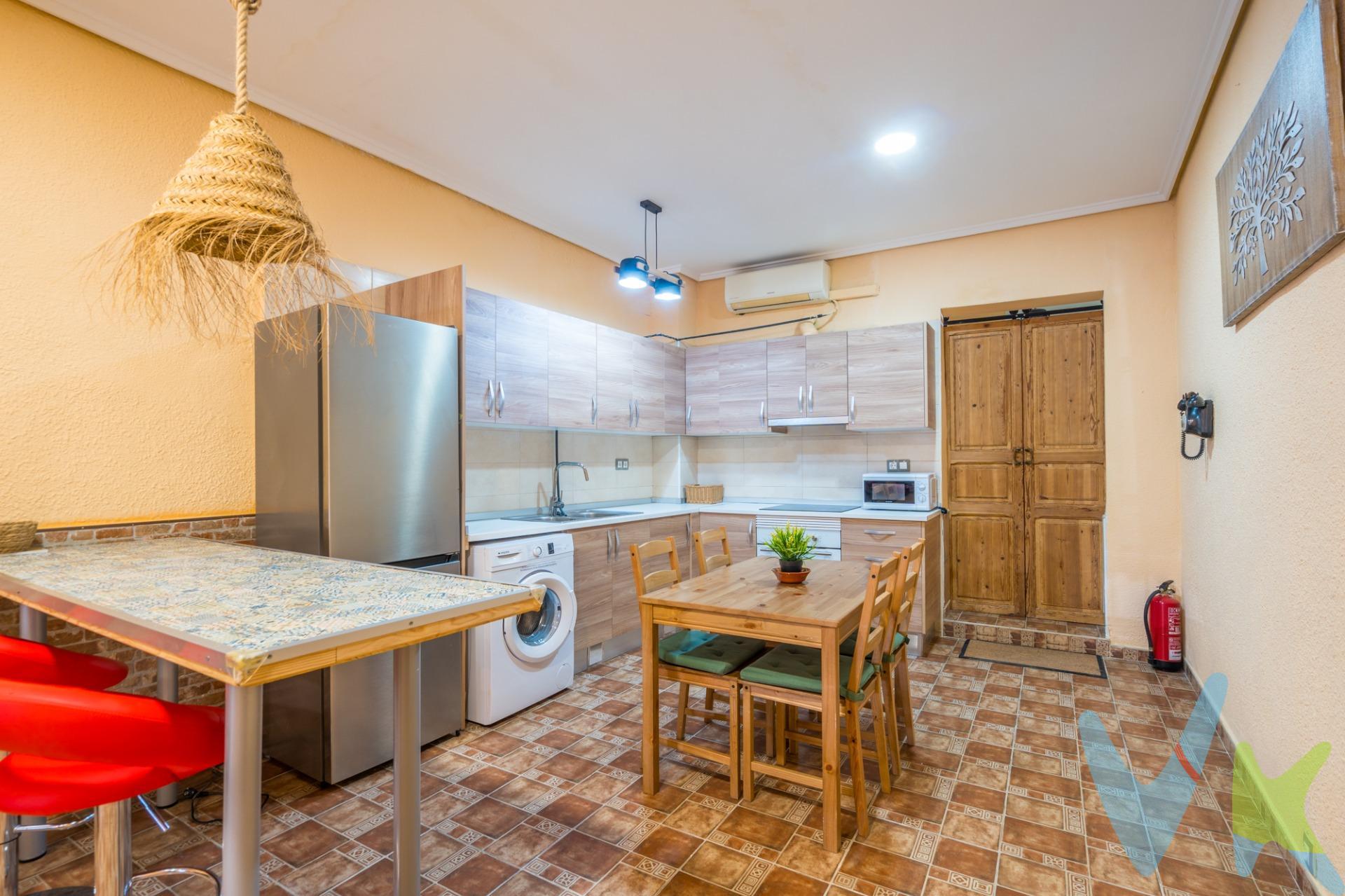 . Te presentamos esta preciosa vivienda totalmente reformada, situada en una de las zonas más demandadas y con mas encanto de Valencia. La vivienda destaca por su cuidada decoración y su excelente distribución. Dispone de 1 amplia habitación, un luminoso salón-comedor con cocina integrada equipada con vitrocerámica, creando un espacio moderno, cómodo y funcional para el día a día. Como gran valor añadido, cuenta con garaje privado, una característica muy apreciada en la zona. Ubicada en una situación privilegiada, rodeada de todos los servicios: comercios, supermercados, restaurantes, transporte público y a pocos minutos de la playa. Una oportunidad ideal tanto para vivir como para invertir en uno de los barrios con mayor proyección de Valencia. ¡Ven a visitarlo y déjate enamorar por su encanto!
