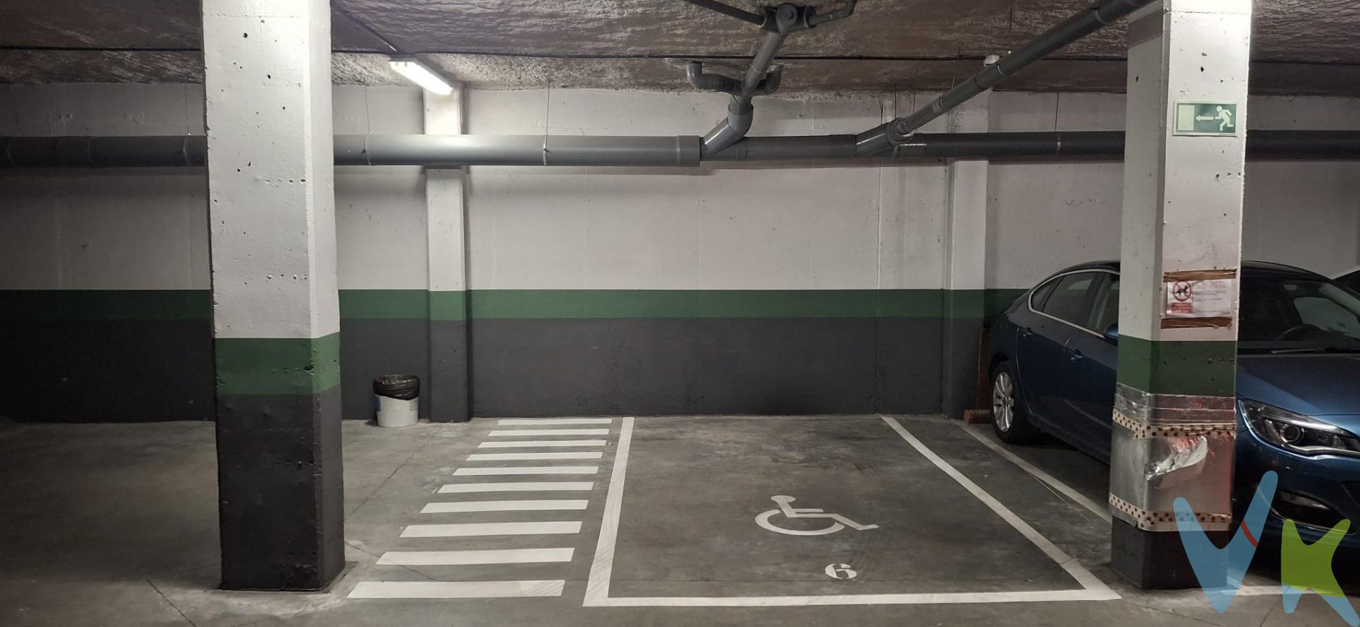 Si estás harto de dar vueltas para buscar aparcamiento todos los días en la zona de Buenos Aires y Avenida Albufera, aquí tienes la solución definitiva. Se vende amplia plaza de garaje cubierta cómoda, de fácil acceso, a nivel de calle, de 21 m² construidos, ubicada en la calle Sierra Faladora. Al ser una plaza reservada originalmente para personas con movilidad reducida (PMR), cuenta con unas dimensiones excepcionales, ideal tanto para usuarios que requieran ese espacio extra como para propietarios de coches grandes, furgonetas o SUV. El garaje se sitúa en un único sótano a nivel de calle con muy fácil acceso y maniobra y dispone de un paso peatonal seguido de otra columna que resulta muy práctico para acceder con personas con movilidad reducida, que en venta no hay ninguna. Cuenta con dos puertas automáticas con mando a distancia para vehículos y, junto a ellas, dos puertas peatonales independientes, facilitando el acceso tanto en vehículo como a pie. Ubicación estratégica e inmejorable comunicación, zona residencial y comercial consolidada con alta demanda de aparcamiento. A pocos minutos a pie tienes las estaciones de Metro de Alto Del Arenal y Buenos Aires, (Línea 1). Acceso inmediato a la M-30 (en menos de 3 minutos) y a solo 10 minutos de la Estación de Atocha. Una inversión magnífica tanto para uso personal como para rentabilizar en alquiler debido a la escasez de plazas amplias en la zona. ¡Ven a verla y probarla sin compromiso!. En cumplimiento de lo dispuesto en el artículo 20 del Texto Refundido de la Ley General para la Defensa de los Consumidores y Usuarios, en su redacción vigente desde el 28 de diciembre de 2025, se informa expresamente de que el precio publicado no incluye los impuestos ni los gastos adicionales derivados de la compraventa, tales como el Impuesto de Transmisiones Patrimoniales o el IVA en su caso, Actos Jurídicos Documentados, aranceles notariales y registrales u otros gastos inherentes a la operación, los cuales se determinarán en función del precio final de cierre de la compraventa.  El precio final ofertado respeta la normativa reguladora de precios que resulte aplicable. Asimismo, la presente operación devengará honorarios de intermediación profesional, que serán abonados por la parte compradora. . 
