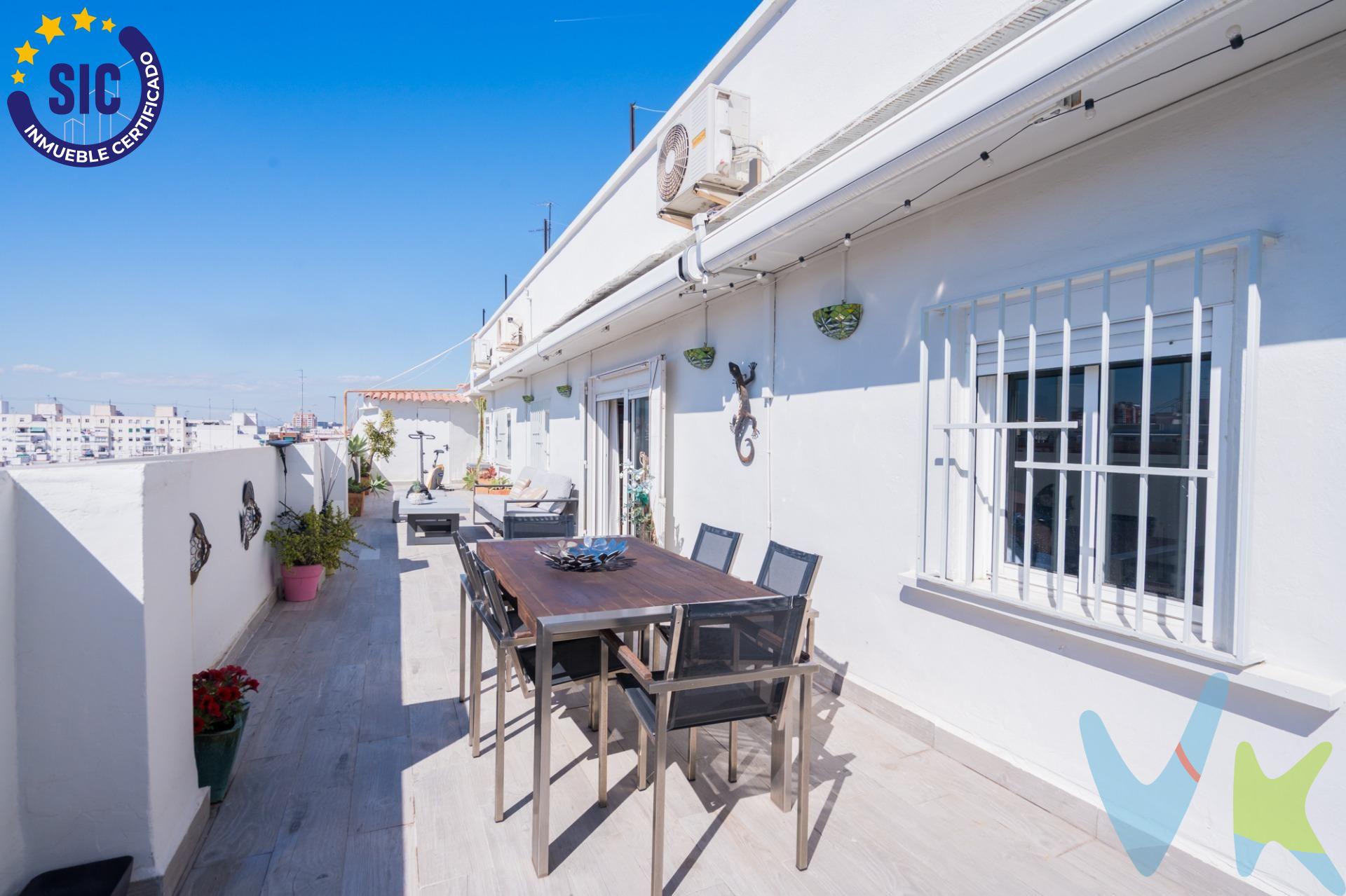 Ático luminoso, una vivienda especial para quienes valoran la luz, la tranquilidad y el privilegio de disfrutar de un gran espacio exterior. La vivienda se distribuye de forma cómoda y funcional, contando con salón-comedor, cocina independiente, cuatro habitaciones —una de ellas de matrimonio—, un baño completo y un aseo, ofreciendo un espacio amplio y versátil tanto para familias como para quienes necesitan habitaciones adicionales para despacho, invitados o zona de estudio. El verdadero protagonista es su magnífica terraza privada, un auténtico lujo en la ciudad, ideal para desayunar al sol, relajarse al final del día o compartir momentos con familia y amigos. La terraza dispone de toldo motorizado para regular la sombra con total comodidad y trastero incorporado, aportando un espacio extra muy práctico para almacenaje. La vivienda es muy luminosa y soleada durante gran parte del día, creando un ambiente cálido y agradable, pensada para disfrutar tanto del interior como del exterior, donde la terraza se convierte en una extensión natural del hogar. Ubicada en una zona consolidada y muy cómoda para vivir, cuenta con todos los servicios a su alrededor: supermercados y comercios de proximidad para cubrir las necesidades diarias, colegios y guarderías de referencia, universidades próximas, hospitales y centros de salud, así como zonas verdes, restaurantes y opciones de ocio. Además, dispone de excelente conexión con transporte público y principales vías de acceso a la ciudad, facilitando los desplazamientos y haciendo la vida diaria mucho más cómoda.-. ------. Por mandato expreso del propietario, comercializamos este inmueble en exclusiva, lo que le garantiza el acceso a toda la información, a un servicio de calidad, un trato fácil, sencillo y sin interferencias de terceros. Por este motivo, se ruega no molestar al propietario, a los ocupantes de la propiedad o a los vecinos. Muchas gracias por su comprensión. Si usted es agente inmobiliario y tiene un cliente para este inmueble, llámenos. 