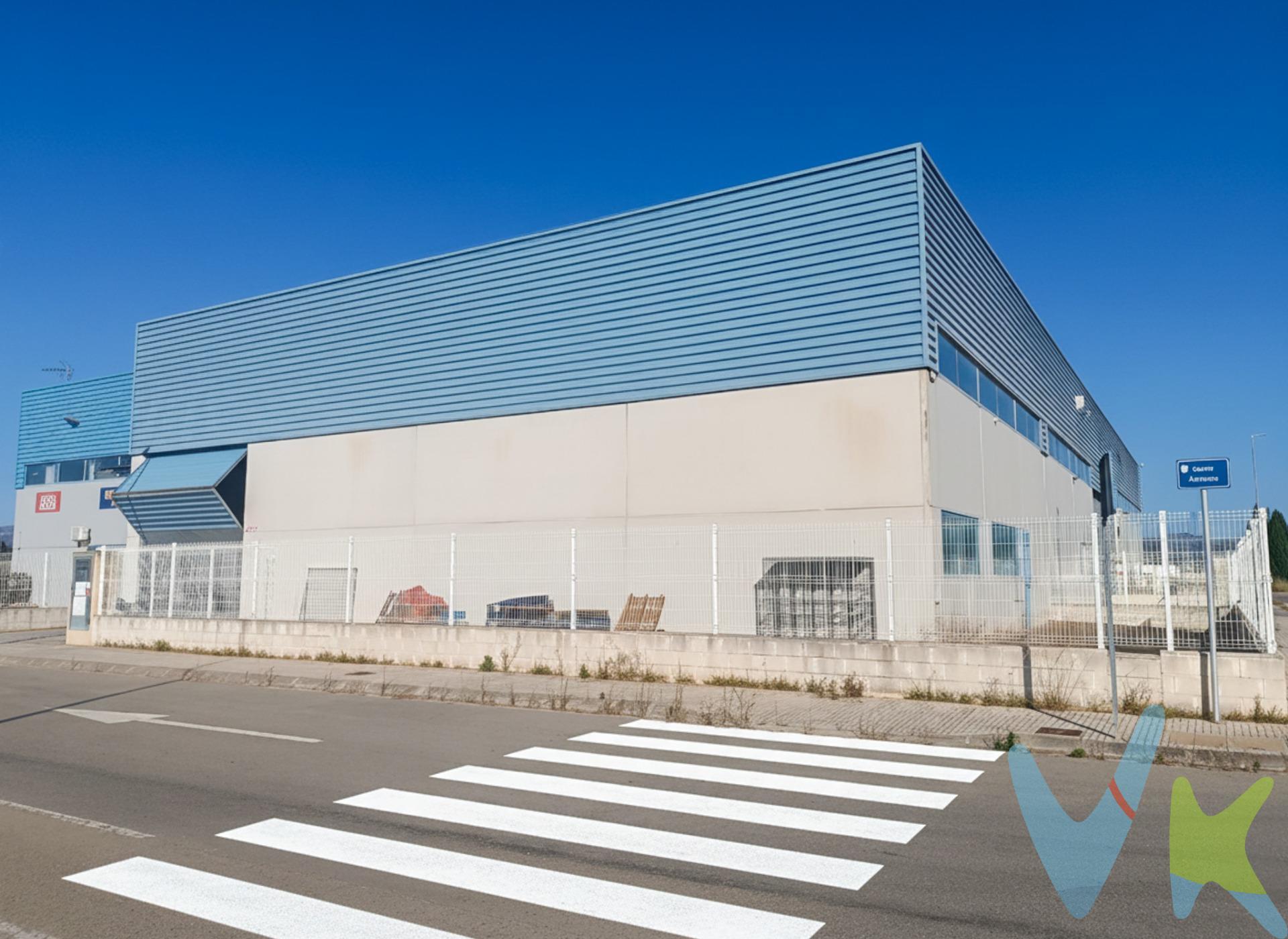 Nave industrial esquinera en Polígono La Closa, La Pobla Llarga - ¡¡Oportunidad única!!. Seminueva, con 500,22 m² de parcela y 374 m² construidos, orientada a dos calles gracias a su condición de esquinera, lo que le aporta gran visibilidad y múltiples accesos. Lo mejor, su ubicación privilegiada en el Polígono Industrial La Closa, el polígono mejor valorado de La Pobla Llarga y de la zona. Lista para entrar y con amplias posibilidades de maniobra al tener fachada a dos calles. Fácil acceso para vehículos industriales. Ventaja económica clara: precio muy competitivo frente a lo que cuesta construir algo similar desde cero. Ideal para empresas de logística, talleres, almacenes o actividad industrial con necesidad de espacio funcional y accesos múltiples. Contacta ya con nosotros y solicita información. La descripción del presente inmueble e imágenes tienen mero carácter informativo y en ningún caso carácter contractual, pudiendo ser modificados por la inmobiliaria comercializadora sin que ello implique responsabilidad alguna frente a terceros. En el precio de venta a público, esta propiedad NO incluye los gastos de adquisición (Notario, registro, gestión, honorarios, etc…).