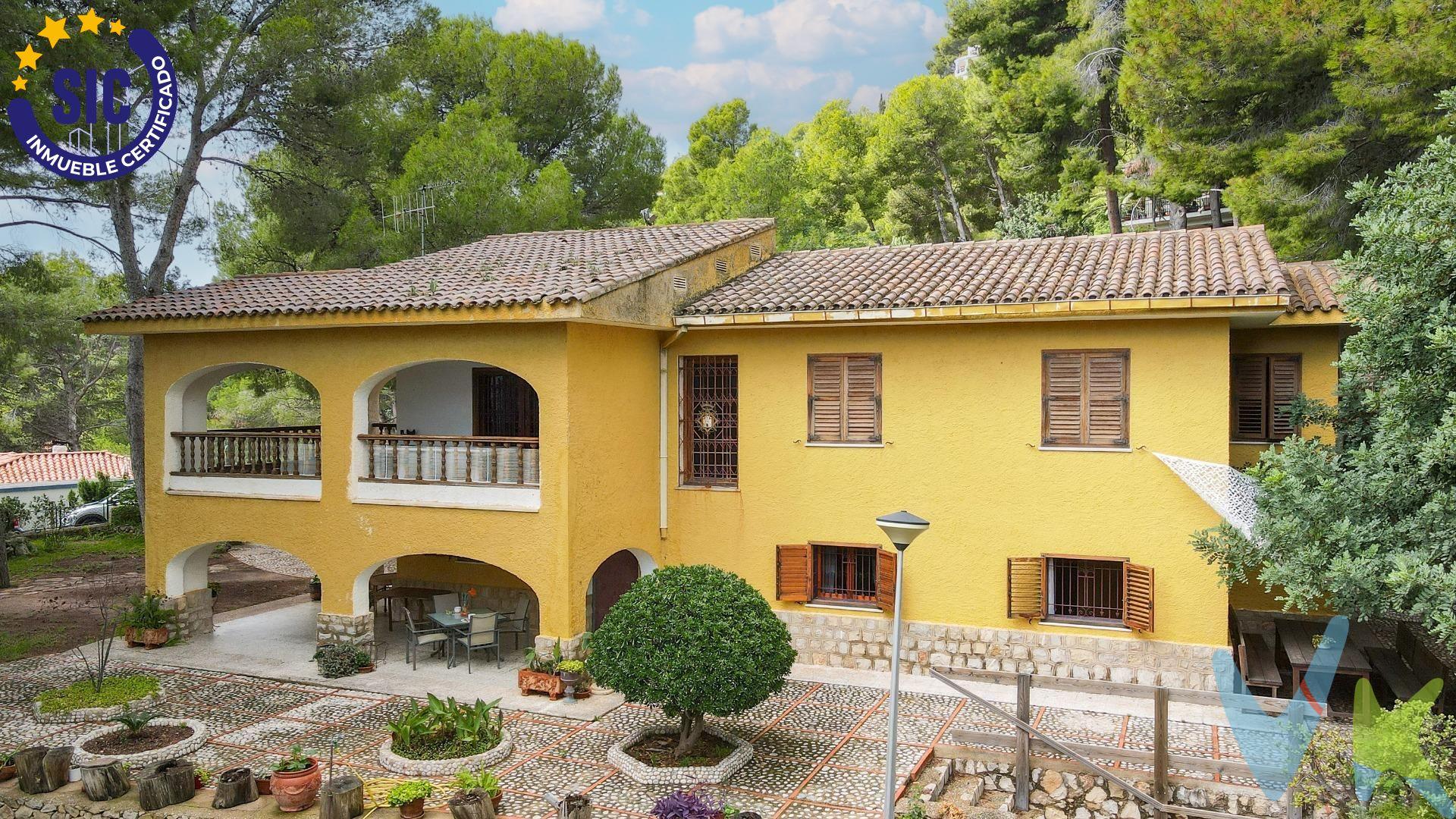 Descubre esta espectacular villa semireformada ubicada en la encantadora zona de Montornés - Las Palmas - El Refugio, donde el confort y la naturaleza se encuentran al unísono. Con una superficie construida de 524 m² sobre un amplio terreno de 1603 m² 🌳, esta propiedad cuenta con seis habitaciones amplias, ideales para disfrutar con familia o amigos. Disfruta del confort que ofrecen sus cuatro baños 🚽🛁 y relájate junto a la chimenea decorativa hecha a mano en su acogedor salón 🔥.   . La joya exterior es, sin duda, su impresionante piscina rodeada por 2 elegantes pérgolas 🍹☀️; perfectas para esos días soleados, donde podrás disfrutar de un buen café mientras disfrutas de las vistas espectaculares que tiene la zona. Además, podrás deleitarte cocinando al aire libre gracias a tu propia caseta barbacoa 🍖😋 mientras tus invitados juegan al frontón 🎾 (también adaptable como pista de pádel). . En dos plantas bien distribuidas encontrarás todas las comodidades necesarias junto con una gran terraza desde donde admirar vistas inigualables hacia el bello paraje natural circundante 😍✨. Esta vivienda no solo ofrece espacio sino también bienestar en cada rincón ¡No te pierdas esta oportunidad única! 💫. Es el momento que estabas esperando, para cambiar de hogar y disfrutar del relax que ofrece el entorno.