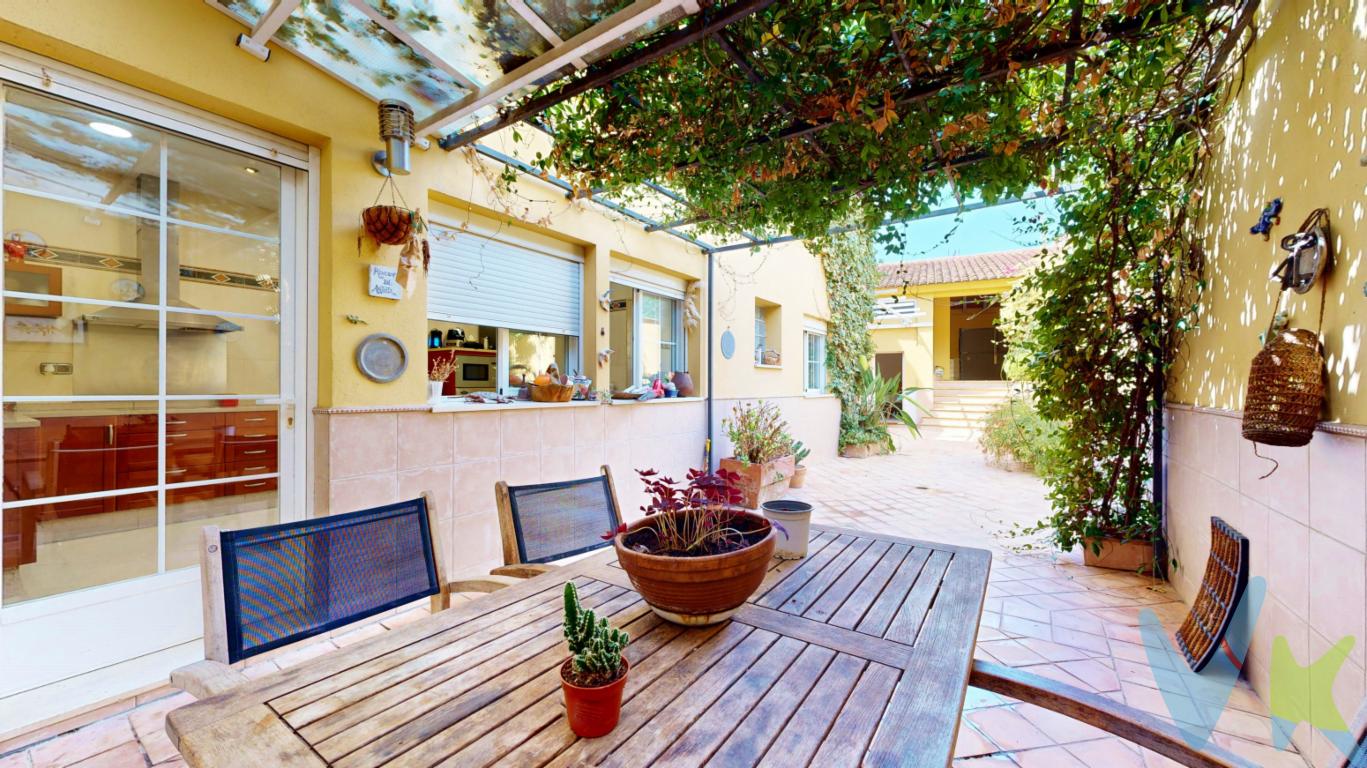 Gran casa en el centro de La Pobla Llarga, con patio interior, garaje, anexos y terrazas.    Estamos felices por poder ofreceros esta preciosa vivienda porque os va a sorprender muy gratamente. Me encanta su aire fresco, elegante y con estilo, pero también su diseño práctico y funcional pensado para disfrutar de ella en cualquier momento del día, todos los días del año. Es una casa de 490m² construidos y 296m² de parcela, con un impresionante patio y garaje y una habitación de anexo que hará las delicias de aquellas personas que tengan un hobby.   Ubicada en el centro de La Pobla Llarga, a 2 minutos del ayuntamiento, junto al instituto Pere D\'Esplugues, a 4 km de Carcaixent y a escasos 30 minutos de la playa.    La propiedad consta de tres plantas; la planta baja o noble distribuida en un amplio vestíbulo desde el que puedes acceder a las distintas zonas claramente diferenciadas; en primer lugar encontramos un enorme salón comedor con vistas y acceso al patio interior de la casa, gran cocina con ventanal cerrado al comedor que le proporciona más sentido de amplitud, dispone de un cuarto de lavandería y ropa blanca y gran despensa, todo conectado con el patio interior de la vivienda, alejado de miradas indiscretas, el cual reúne todas las condiciones para que mejores al máximo tu calidad de vida, haciendo que sea una delicia tus reuniones familiares o con amigos, o simplemente tu día a día, con mesa para comer, instalar un chill out o por qué no, una pequeña piscina. Es la zona ideal para ser el centro neurálgico de la vivienda todos los días del año gracias al clima mediterráneo que disponemos. En esta misma planta encontramos además un bonito baño de cortesía, y desde el vestíbulo, con un magnífico armario empotrado, una habitación bien a modo de dormitorio, despacho o sala de juegos para los más pequeños de la casa.  La distribución ha sido armoniosamente diseñada al detalle para que las distintas zonas estén discretamente comunicadas y optimizando los recursos como la luz y la aireación. Por el patio interior llegamos a la habitación polivalente y al garaje disponiendo de espacio suficiente para albergar varios vehículos, al cual también se accede de forma directa por la calle de atrás de la vivienda. Ya de nuevo desde el salón encontramos la cómoda escalera que nos lleva a la primera planta, con un anchísimo pasillo/distribuidor que da acceso a 4 habitaciones y 3 baños más, 2 de las habitaciones disponen de baño incorporado tipo suite, a destacar el baño de la habitación principal con bañera y ducha, y ya accediendo a la planta superior se encuentra otro baño completo y dos dormitorios más, uno de ellos a modo de salón en la actualidad y con acceso a una terraza con zona chill out que proporciona de gran alegria y luminosidad a toda la planta. Sus acabados no te dejarán indiferente ya que los propietarios en su reforma dotaron a la vivienda de primeras calidades y buen gusto. La calefacción y el agua caliente es a través de caldera de gasoil, aunque también dispone de splits.    No te pierdas esta maravillosa oportunidad y haz realidad tus sueños porque es la casa que estabas esperando, es la vivienda perfecta para convencer a cualquiera de que este es el lugar ideal para vivir, pasar las vacaciones de verano, la jubilación o cualquier etapa de la vida. Porque es una casa para vivir la vida que te gusta, tu oasis para descansar, soñar y saborear la vida, tele-trabajar, para ocio, en fín, esta casa cumple con todos los requisitos para ser un magnífico escenario para futuros recuerdos de una bonita familia.     Agencia Registrada con el nº00516 en el Registro Obligatorio de Agentes Inmobiliarios de la Comunidad Valenciana.     Por mandato expreso del propietario, COMERCIALIZAMOS ESTE INMUEBLE EN EXCLUSIVA, lo que le garantiza el acceso a toda la información, a un servicio de calidad, un trato fácil, sencillo y sin interferencias de terceros. Por este motivo, se ruega NO MOLESTAR AL PROPIETARIO, a los ocupantes de la propiedad o a los vecinos. Muchas gracias por su comprensión.     La oferta está sujeta a cambios de precio o retirada del mercado sin previo aviso. Este anuncio en su conjunto, incluyendo textos, fotos, imágenes o cualquier otro contenido de este, no es vinculante dado que la información es ofrecida por terceros y puede contener errores. Se muestra a título informativo y no contractual.   El precio anunciado NO INCLUYE los impuestos, ni los gastos como, Notario, Registro de la Propiedad, ni los honorarios de la agencia inmobiliaria.    Esta propiedad se pone a la venta con toda la documentación comprobada y en regla, por lo que ofrecemos GARANTIAS a los compradores.  Si tienes que vender antes tu vivienda, llámanos y te asesoramos cómo hacerlo para además tener los mínimos gastos posibles y todas las garantías.