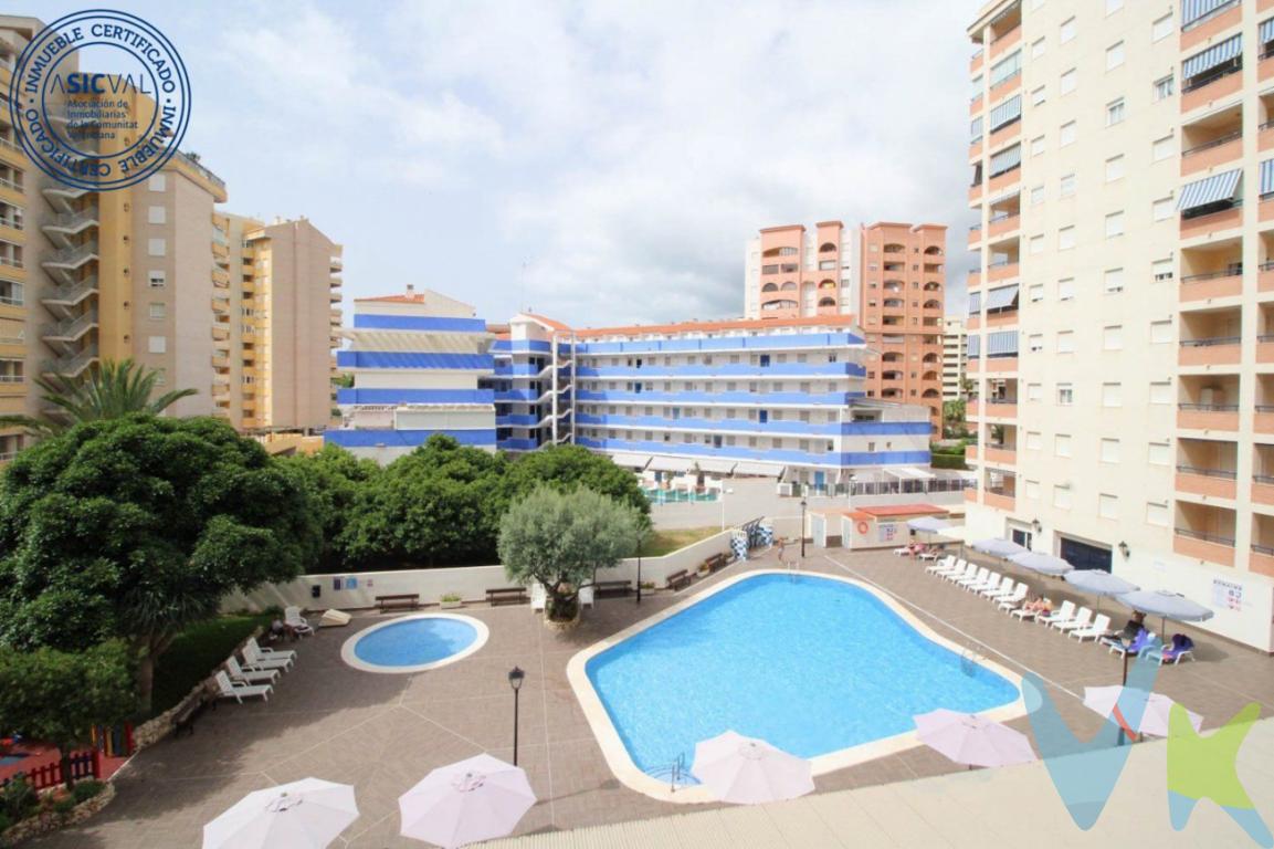 REF. 1747_Disfruta de la playa en este apartamento situado en la tercera planta del Residencial Bonaire I, con una ubicación ideal, cerca tanto de la playa de La Concha y Morro de Gos,  como de la zona del pueblo, con todos los servicios y comercios a 300 metros. . . La vivienda está compuesta de 2 dormitorios dobles con armarios empotrados, 2 baños (uno de ellos con bañera y otro con plato de ducha), cocina independiente, completamente equipada y con vitrocerámica, además cuenta con zona de aguas. Salón  comedor con salida directa a una espaciosa terraza esquinera en forma de L, con armario, ofreciendo así, espacio de almacenamiento extra. Gracias a su orientación suroeste podrás disfrutar hasta los últimos rayos del sol. Vistas despejadas desde la terraza a las zonas verdes y la piscina comunitaria donde poder darte un baño refrescante durante la temporada estival. La vivienda incluye plaza de garaje cubierta en superficie. . . La urbanización además de piscina y zonas verdes,  también cuenta con parque infantil, sauna, jacuzzi y gimnasio. Servicio de conserjería todo el año.. . VIVIENDA CERTIFICADA: LE GARANTIZAMOS LA COMPRA DE SU INMUEBLE CON TODAS LAS GARANTÍAS JURÍDICAS.. . El precio de venta NO INCLUYE Impuestos (I. V.A. o I.T.P), gastos de Notaría, gastos de Registro de la Propiedad, gastos de tramitación de Escrituras ni gastos de financiación (si se precisa). Consulte Honorarios Profesionales de Agencia Inmobiliaria. . 