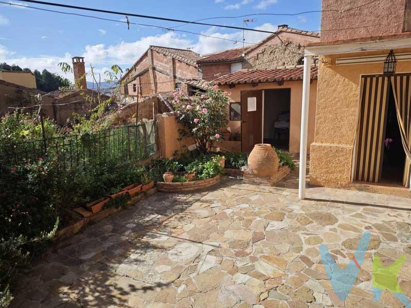 <b>DAROCA: </b>Vendo 2 viviendas solo por 99.500€,  para entrar a vivir, en buen estado, una frente a la otra. 1º Vivienda: . Planta calle: Un dormitorio, baño, despensa y armario. Planta primera:, Salón, tres dormitorios y baño. Planta segunda: una habitación, buhardilla diáfana y granero. Estufa-caldera de pellet, agua caliente calentador eléctrico. Descalcificadora de agua, suelos de gres, y gres antiguo tipo mosaico. 2º vivienda:. Planta calle: jardín de unos 50 metros, cocina-comedor con chimenea, una habitación, baño completo, y arriba otro espacio diáfano para hacer otro dormitorio o salón. Zona alta de Daroca, mucha luz, cerca de la catedral y de todo tipo de servicios.