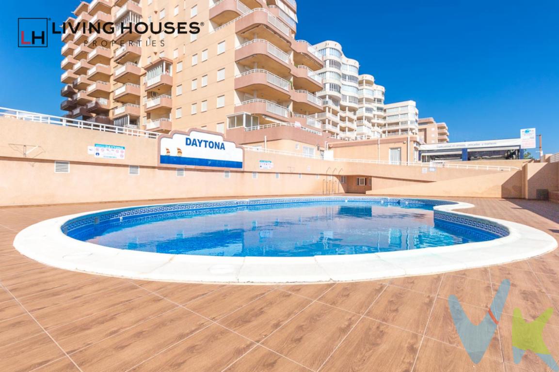 ¡Bienvenidos a una oportunidad de vida en el corazón de la hermosa Oropesa del Mar! Les presento este encantador piso en venta en el prestigioso Edificio Daytona, una verdadera joya cerca del mar.Este luminoso y acogedor piso cuenta con 2 habitaciones perfectamente distribuidas para brindar comodidad y privacidad a sus residentes. Además, dispone de un baño impecable para satisfacer todas sus necesidades.Una de las características más destacadas de esta propiedad es su amplia terraza de 15 metros cuadrados, cerrada con ventanas Climalit, que ofrece un espacio versátil para disfrutar durante todo el año. Imagínese desayunar con vistas al mar Mediterráneo o relajarse con un buen libro mientras el sol acaricia su rostro.La cocina independiente está totalmente equipada y lista para despertar el chef que lleva dentro. El salón comedor es el lugar perfecto para reunirse con familiares y amigos, con unas vistas despejadas que le dejarán sin aliento.¿Le gustaría darse un chapuzón? Este edificio cuenta con una espectacular piscina comunitaria donde podrá refrescarse y disfrutar del clima mediterráneo en cualquier momento del día.La orientación sur garantiza una luminosidad inigualable y unas vistas privilegiadas desde cada rincón de la vivienda.Este piso se vende completamente amueblado y equipado con aire acondicionado, para que pueda instalarse de inmediato y comenzar a disfrutar de su nueva vida junto al mar.Además, no podemos olvidarnos del valor añadido de contar con un box de parking que puede utilizarse también como trastero, proporcionando espacio adicional para guardar sus pertenencias de forma segura y cómoda.En resumen, esta propiedad se encuentra en un excelente estado y ofrece todas las comodidades que usted y su familia necesitan para vivir la vida que siempre han soñado. No deje pasar esta oportunidad única de convertir este piso en su nuevo hogar en el paraíso. ¡Contáctenos hoy mismo para organizar una visita y descubrir su futuro en Edificio Daytona!----------------------------------Agencia inmobiliaria en Oropesa del mar si quieres comprar o vender casas pisos o locales en la comunidad Valenciana con oficina en Oropesa del Mar, Castellón. Para mayor seguridad en la compraventa, todas nuestras viviendas poseen FICHA DE CERTIFICACIÓN DE INMUEBLES registrada por la Asociación de Inmobiliarias de la Comunidad Valenciana ASICVAL. Antes de comprar o de entregar las arras, pida el Certificado de la vivienda para estar seguro y tranquilo sobre la situación legal, urbanística y de cargas de la misma. Los impuestos, gastos de notaría y registro no están incluidos en el precio de venta. 