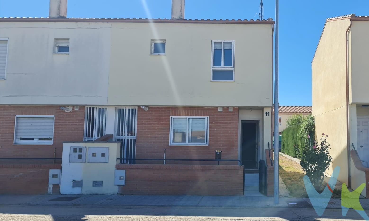 Presentamos esta acogedora vivienda adosada en esquina, ubicada en la tranquila localidad de Villaralbo, a tan solo diez minutos del centro de Zamora. Esta propiedad cuenta con tres dormitorios que ofrecen comodidad y espacio para toda la familia. Además, dispone de un baño completo, un aseo adicional y una luminosa sala de estar conectada a una cocina funcional ideal para disfrutar momentos culinarios. Complementa su atractivo exterior el patio privado de aproximadamente 80 m2, perfecto para relajarse al aire libre o realizar actividades familiares. También incluye un garaje cerrado de unos 20 m2 que garantiza seguridad y comodidad para sus vehículos o como área extra útil almacenaje. Este inmueble pertenece al régimen de Viviendas Protegidas Oficiales (VPO), lo cual implica requisitos específicos: es necesario estar inscrito en el registro correspondiente; no poseer otra vivienda; así como cumplir con los límites establecidos por el Indicador Público De Renta De Efectos Múltiples (IPREM). Sin duda alguna, se trata tanto desde vista residencial familiar como inversión inmobiliaria.