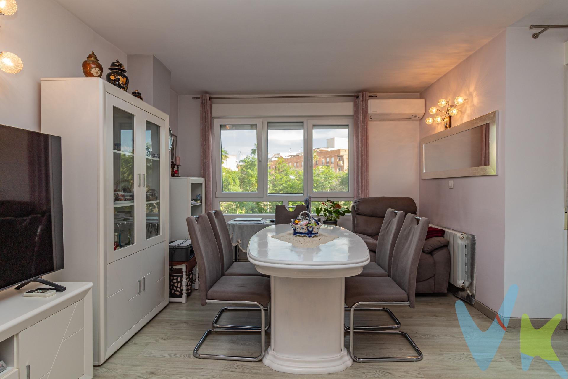 ¡Un hogar luminoso te espera en el centro de Almassora!. Este impresionante piso de 130 m² se encuentra en una de las mejores ubicaciones de Almassora, en pleno centro, en un edificio que solo alberga un vecino por planta. La propiedad destaca por su abundante luz natural, gracias a su orientación creando un ambiente acogedor y confortable. La distribución del piso está pensada para optimizar el espacio y ofrecerte una gran comodidad. La habitación principal cuenta con un baño en suite con una bañera de grandes dimensiones, el lugar perfecto para relajarte y disfrutar de tu privacidad. Las otras dos habitaciones dobles ofrecen también mucho espacio y versatilidad, adaptándose a cualquier necesidad familiar o personal. Además, la propiedad dispone de un segundo baño completo equipado con plato de ducha, lo que aumenta la funcionalidad del hogar para ti y tu familia. El piso se entrega amueblado tal como se ve en las fotos, salvo los efectos personales, por lo que podrás mudarte sin complicaciones. El salón de 18 m² es amplio y luminoso, ideal para pasar tiempo en familia o recibir a tus invitados. La cocina independiente está completamente equipada, lista para que puedas cocinar cómodamente. La vivienda cuenta con armarios empotrados en todas las habitaciones para aprovechar al máximo el espacio de almacenamiento, suelo combinado de gres y tarima flotante que da un toque moderno y fácil de mantener, y ventanas Climalit con puente térmico que aseguran una excelente eficiencia energética y aislamiento acústico, creando un ambiente aún más tranquilo y confortable. Entre los extras, disfrutarás de un sistema de aire acondicionado frío/calor por splits en el salón y calefacción centralizada mediante gas natural, lo que te permitirá mantener la temperatura ideal en todo momento. Además, la propiedad cuenta con un descalcificador instalado, para garantizar agua de la mejor calidad y proteger tus electrodomésticos. Ubicado en un entorno urbano consolidado, tendrás todo a tu alcance: centros médicos, colegios, instalaciones deportivas, supermercados y zonas infantiles. Su excelente ubicación también te permitirá disfrutar de la tranquilidad del barrio sin renunciar a la proximidad de todos los servicios necesarios. Por tan solo 165.000€, este hogar puede ser tuyo. ¡Contáctanos hoy mismo para más información o para agendar una visita!. (*) Gastos, impuestos y honorarios de agencia no incluidos en el precio