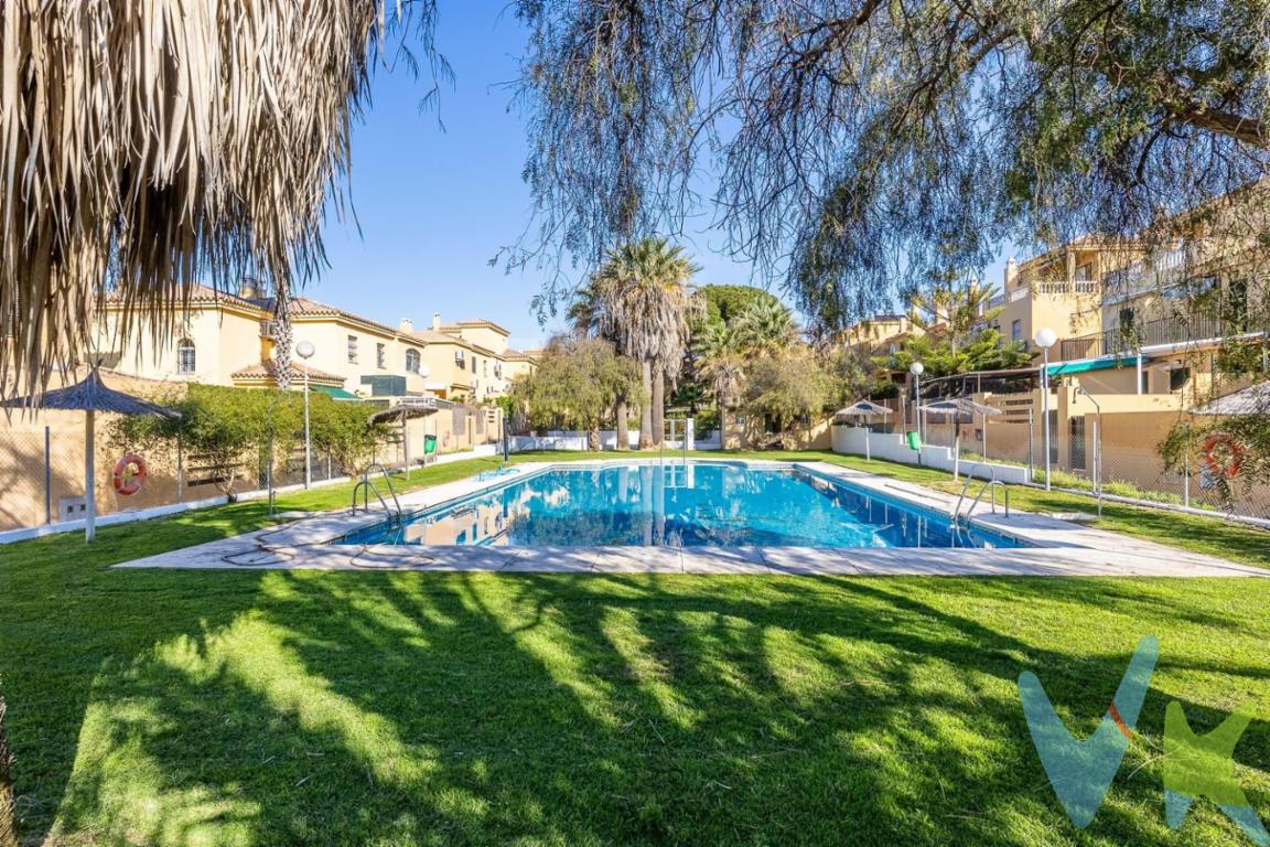 🏡 Un estilo de vida único cerca del mar, en El Puerto de Santa María. Esta vivienda  de 157 metros de superficie construida y 202 metros de parcela, te permite disfrutar de un entorno relajado y fresco.  Ubicada en una urbanización privada, con piscina comunitaria, zonas ajardinadas y a sólo 190 metros de la playa . Su distribución permite que cada estancia pueda aprovecharse al máximo, ofreciendo un equilibrio perfecto entre espacios de convivencia y áreas privadas:. DISTRIBUCIÓN EN PLANTA BAJA:. Salón-comedor con chimenea, un espacio acogedor para disfrutar en familia. Cocina equipada que cuenta con servicio de gas ciudad. Un dormitorio y un baño completo, una gran ventaja para quienes necesitan una habitación en la planta baja, ya sea para invitados, familiares mayores o incluso como despacho. DISTRIBUCIÓN EN LA PRIMERA PLANTA:. Cuatro dormitorios, todos con armarios empotrados. Dormitorio principal con baño en suite. Baño adicional dando servicio al resto de habitaciones. Esta vivienda no sólo tiene una excelente ubicación y distribución, también cuenta con una serie de detalles que aumentan su confort y seguridad, como son:. ✔ Aire acondicionado centralizado en cada planta, garantizando una temperatura agradable en cualquier estación del año. ✔ Suelos de mármol, que aportan elegancia y frescura a los espacios. ✔ Sistema de alarma, para ofrecer tranquilidad y seguridad a toda la familia. ✔ Trastero, ideal para almacenar todo lo necesario sin ocupar espacio en la vivienda. ✔ Dispone de persianas en todos los dormitorios. La vivienda está cerca de supermercados, colegios, centros de salud, farmacias y una variada oferta gastronómica, Además, está a pocos minutos del centro, lo que permite acceder fácilmente a zonas de ocio, comercios y transporte público. . Para más información o concertar una visita, no dude en ponerse en contacto con nosotros. Informamos a nuestros clientes que el precio de venta no incluye lo siguiente: Honorarios de la agencia inmobiliaria, Impuestos (I.T.P., I.V.A. o A.J.D., en su caso) ni otros gastos de la compraventa (gastos de Registro de la Propiedad, Notaría, Gestoría ni de posible Financiación). Documento F.I.S. a disposición del consumidor según Decreto 218/2005 Junta de Andalucía.