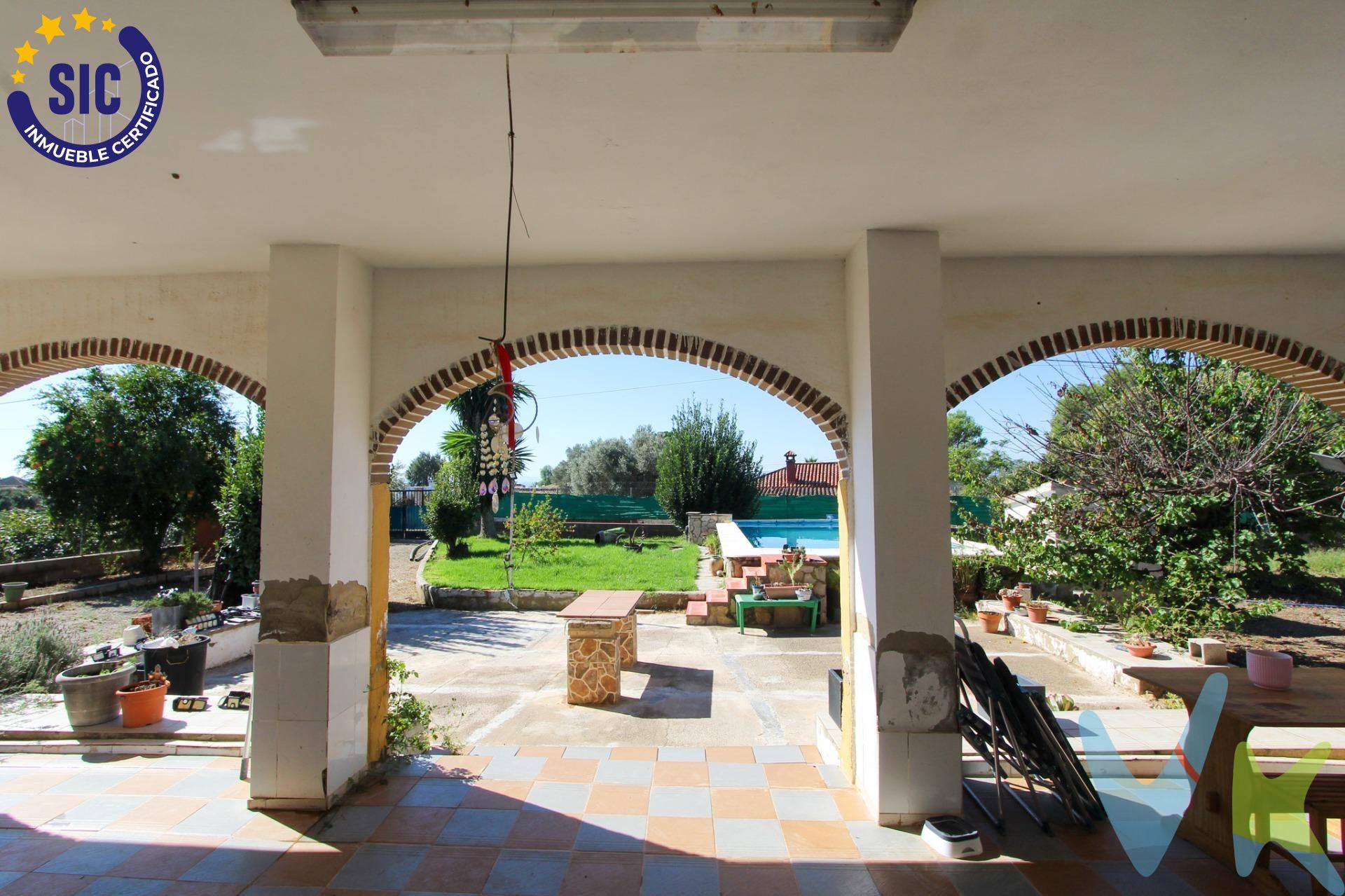 Se vende vivienda ubicada en la tranquila urbanización Joliesa de Llíria. La casa está construida sobre suelo rústico, pero se encuentra inscrita en el Registro de la Propiedad y en el Catastro, considerándose una vivienda consolidada (con carácter urbano en la edificación). Dispone de:. Suministro eléctrico con contrato activo. Agua de pozo comunitario (almacenada en aljibe, no potable). Sin gastos de comunidad. IBI anual económico. Además, la urbanización cuenta con servicio de transporte público a Llíria dos veces al día, lo que facilita la conexión con el municipio. La vivienda es de origen, por lo que ofrece grandes posibilidades de reforma y personalización a tu gusto. Entorno tranquilo, perfecto como residencia habitual o segunda vivienda. Contacta para más información o concertar una visita. VENTA:. PVP 170.000€.  Gastos e impuestos no incluidos en el precio. La compra conlleva impuestos y gastos de formalización para el comprador. A título orientativo se informa que en segundas transmisiones el  ITP  con carácter general en  Valencia  es del  10%, pudiendo existir otros tipos impositivos atendiendo a  las circunstancias  personales del comprador u otras circunstancias previstas legalmente. Base imponible del impuesto el mayor valor entre el precio de compraventa, la tasación o el valor de referencia catastral. En cuanto a los gastos de  notaría y registro, en su caso,  suelen oscilar aprox; entre 1,5% y 2,5% (aranceles variables según precio, n.º de copias y complejidad). El comprador elige notario. Si el comprador precisase de  hipoteca: tasación, condiciones y costes bancarios serán según entidad elegida por el comprador, así como los gastos de gestoría, y cualesquiera otros gastos inherentes a la formalización de la compraventa que legalmente correspondan a la parte compradora, salvo pacto expreso en contrario con el vendedor. El consumidor tiene,  conforme a la normativa vigente, a su disposición información y documentación adicional relativa al inmueble y condiciones de la compraventa, que podrá ser consultada en C/Joaquín Costa 4, bajo 46005 Valencia o urbe2@remax.es. Honorarios de mediación inmobiliaria a cargo del  COMPRADOR: (3% del precio final de venta más IVA (21%), salvo otro pacto.); y  de VENDEDOR (según acuerdo con el mismo). . Se informa al consumidor que la agencia actúa como intermediaria inmobiliaria en la operación, estando cualquier eventual compraventa y sus condiciones sujeta a la aceptación expresa del propietario-vendedor y a la posterior formalización del correspondiente contrato.