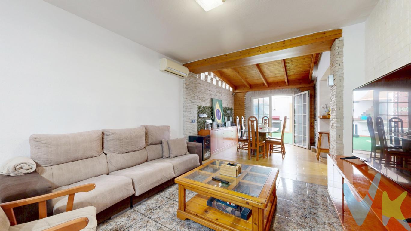 Magnífico adosado de dos alturas en la tranquila localidad de Pobla Llarga, una oportunidad única para familias o para quienes buscan espacio y comodidad. La vivienda, con una superficie construida de 133 m² sobre una parcela de 117 m², ofrece una distribución inteligente y funcional, lista para entrar a vivir. Construida en 1994, combina solidez con detalles de confort modernos.  Accedemos a la planta baja a través de un práctico recibidor. A mano derecha, encontramos un funcional despacho, ideal para teletrabajar. Siguiendo por el pasillo, se ubica la escalera de acceso a la planta superior y, a continuación, un primer baño completo. El pasillo desemboca en una espaciosa cocina independiente, la cual tiene conexión directa tanto con el garaje como con el salón comedor.  El salón comedor es la joya de la vivienda; un espacio amplio y rectangular lleno de luz natural. Este salón se fusiona con la terraza principal, creando una zona de día espectacular. Un detalle de gran calidez es su techo, que en la parte contigua a la terraza presenta una elegante estructura de madera. Además, una de sus paredes principales está revestida en piedra natural, un toque rústico y muy decorativo que aporta un carácter único. La terraza exterior es un oasis privado, equipada con césped artificial y una chimenea de obra a la izquierda, perfecta para disfrutar del aire libre. Esta planta se completa con un garaje a pie de calle, que ofrece una comodidad excepcional al tener doble acceso, tanto desde la cocina como desde la propia terraza.  Subimos a la primera planta, destinada a la zona de descanso. Aquí nos recibe una distribución muy bien aprovechada que alberga tres luminosas habitaciones, siendo una de ellas la habitación principal de matrimonio. Esta planta también dispone de un segundo baño completo que da servicio a los dormitorios y encontramos un práctico espacio de lavandería, ideal para la colada, planchar y almacenaje de ropa blanca desde donde se accede a una segunda terraza con actualmente una pequeña balsa exterior.  En cuanto a las calidades, la vivienda está equipada con varias unidades de aire acondicionado tipo Split distribuidas en la planta baja y en algunas de las habitaciones. El pavimento es de suelo de terrazo porcelánico, resistente y fácil de mantener. La carpintería exterior es de ventanas tipo Climalit, garantizando un buen aislamiento térmico y acústico, y el agua caliente sanitaria se suministra a través de un termo eléctrico. Una casa completa, con amplios espacios exteriores y detalles que la hacen especial, ofreciendo grandes posibilidades de adaptación a las personas que viven en ella para que sea el escenario perfecto para una bonita familia  .  Si tienes que vender antes tu vivienda, llámanos y te asesoramos cómo hacerlo para además tener los mínimos gastos posibles y todas las garantías. Agencia Registrada con el nº00516 en el Registro Obligatorio de Agentes Inmobiliarios de la Comunidad Valenciana    Por mandato expreso del propietario, COMERCIALIZAMOS ESTE INMUEBLE EN EXCLUSIVA, lo que le garantiza el acceso a toda la información, a un servicio de calidad, un trato fácil, sencillo y sin interferencias de terceros. Por este motivo, se ruega NO MOLESTAR AL PROPIETARIO, a los ocupantes de la propiedad o a los vecinos. Muchas gracias por su comprensión. La oferta está sujeta a cambios de precio o retirada del mercado sin previo aviso. Este anuncio en su conjunto, incluyendo textos, fotos, imágenes o cualquier otro contenido de este, no es vinculante dado que la información es ofrecida por terceros y puede contener errores. Se muestra a título informativo y no contractual. El precio anunciado NO INCLUYE los impuestos, ni los gastos como, Notario, Registro de la Propiedad, ni los honorarios de la agencia inmobiliaria. Esta propiedad se pone a la venta con toda la documentación comprobada y en regla, por lo que ofrecemos GARANTÍAS a los compradores.  