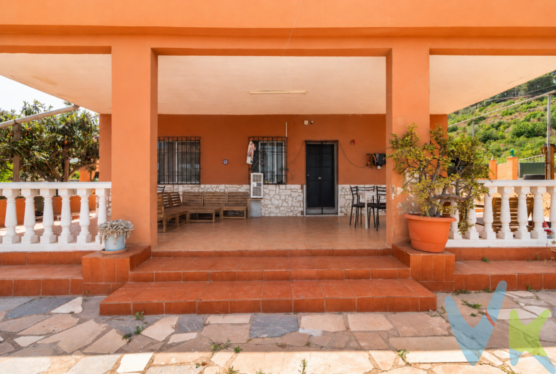  Hay casas que se visitan... y otras que se sienten como hogar desde el primer momento.Si estás buscando un lugar donde desconectar del ritmo diario, disfrutar de la tranquilidad y crear recuerdos inolvidables con los tuyos, esta vivienda en Albalat dels Tarongers puede ser justo lo que estabas esperando.Desde que cruzas la puerta, transmite una sensación de amplitud, luz y bienestar. Sus cuatro dormitorios ofrecen espacio para toda la familia, para recibir invitados o incluso para crear ese despacho o zona de ocio que siempre has querido tener.Pero el verdadero protagonista está en el exterior.Una amplia parcela con una fantástica piscina privada y un cuidado jardín donde podrás disfrutar de largas comidas al aire libre, tardes de verano, reuniones con amigos o simplemente relajarte mientras los más pequeños juegan con total tranquilidad.La vivienda se entrega completamente amueblada y equipada con electrodomésticos, lista para entrar a vivir. Solo tendrás que traer tus maletas y empezar a disfrutar de una nueva etapa.Además, dispone de un amplio garaje que aporta comodidad y espacio de sobra para el día a día.Cada rincón de la casa refleja el cuidado con el que ha sido mantenida, con materiales de calidad y acabados que aportan un estilo elegante, acogedor y atemporal.Y todo ello en un entorno privilegiado. Albalat dels Tarongers es uno de esos pueblos donde todavía se respira tranquilidad, rodeado de naturaleza y con el encanto de una vida más pausada, pero con todos los servicios necesarios y Valencia a un cómodo trayecto.Porque una casa no solo se compra por sus metros cuadrados. Se compra por todo lo que vas a vivir en ella.Si crees que esta puede ser la vivienda que estabas buscando, estaremos encantados de enseñártela. Ven a conocerla; estamos convencidos de que, cuando la veas en persona, entenderás por qué puede convertirse en tu próximo hogar.* En nuestra agencia contamos con el distintivo de Agentes de Intermediación Inmobiliaria de la Comunitat Valenciana (Número de registro RAICV 1394) y cumplimos con todos los requisitos que debe tener un profesional del sector inmobiliario.*Por mandato expreso del propietario, comercializamos este inmueble en exclusiva, lo que le garantiza el acceso a toda la información, a un servicio de calidad, un trato fácil, sencillo y sin interferencias de terceros. Si usted es agente inmobiliario y tiene un cliente para este inmueble, llámenos estaremos encantados de colaborar. *El precio indicado no incluye gastos ni otros conceptos. A tal efecto, se informa que al referido precio habrá que añadirle los gastos propios de la transmisión inmobiliaria, entre los que cabe enumerar los siguientes: honorarios notariales, impuesto al que se encuentre sujeta la transmisión (Impuesto sobre el Valor Añadido o Impuesto sobre Transmisiones Patrimoniales y Actos Jurídicos Documentados, según el caso), gastos de inscripción en el Registro de la Propiedad y honorarios de intermediación de la agencia inmobiliaria. *¿Qué te ofrecemos en nuestra agencia?  - Agilizamos y hacemos más cómodo el proceso. - ¡Nos ocupamos de todo! Cero preocupaciones. - Recibe apoyo legal y fiscal durante todo el proceso. - Experto inmobiliario 100% a tu lado. - Asistencia post venta ¡Seguimos a tu lado! 