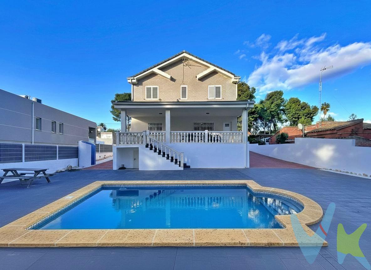 Se vende chalet independiente con piscina en Urbanización Atalaya del Levante (Chiva – Valencia). Descubre esta fantástica vivienda independiente de 216 m², construida en 2008, ubicada en la tranquila y demandada urbanización Atalaya del Levante, en Chiva. Un entorno residencial rodeado de naturaleza, con excelente comunicación y todos los servicios a pocos minutos. Distribución de la vivienda. Planta principal. Amplio y luminoso salón-comedor con salida directa al porche y zona exterior. Moderna cocina con isla, equipada con electrodomésticos de alta gama. 1 habitación en planta baja, ideal como dormitorio, despacho o sala auxiliar. 1 baño completo. Dos amplios porches: uno en la entrada y otro comunicado con la zona de piscina. Amplia zona de aparcamiento dentro de la parcela. Calefacción de gas instalada en la planta baja, garantizando confort térmico durante los meses más fríos. Segunda planta. 3 habitaciones espaciosas. 2 baños completos, incluyendo el de la suite principal, que ofrece mayor privacidad y comodidad. Sótano. Sótano diáfano, preparado para su construcción, con proyecto disponible para adaptarlo a cualquier necesidad (sala de ocio, gimnasio, bodega, etc.). Calidades adicionales y seguridad. La vivienda ofrece una combinación perfecta de confort, eficiencia y tranquilidad:. Aire acondicionado por conductos para mantener una temperatura ideal durante todo el año. Alarma instalada. Rejas de seguridad en todas las ventanas de la planta baja. Contraventanas en la primera planta. Puerta de acceso blindada. Exteriores. La parcela dispone de:. Jardín acabado en hormigón impreso, de mínimo mantenimiento y estética moderna. Grava blanca decorativa alrededor de toda la parcela. Amplias zonas de ocio y aparcamiento. Estupenda piscina privada, perfecta para disfrutar del clima mediterráneo. Ubicación y servicios cercanos. La Urbanización Atalaya del Levante destaca por su tranquilidad, amplitud y privacidad, con múltiples servicios en el entorno inmediato:. Panadería en la gasolinera cercana, dentro de la propia urbanización. Supermercado en la urbanización El Carambolo, situada justo enfrente. Farmacia en la urbanización Olimar, también justo enfrente. Autobús escolar con varias rutas que recogen a los niños en la parada del Hotel La Carreta, dentro de la urbanización. Rutas hacia los colegios e instituto de Chiva. Transporte adaptado para todas las etapas educativas locales. Centro Comercial Bonaire, uno de los más grandes de España, con tiendas, restaurantes, ocio y cine. Supermercados, comercios y servicios adicionales tanto en Chiva como en Cheste. Centros educativos y deportivos cercanos. Conexión rápida con la A-3, que permite llegar a Valencia en muy poco tiempo. Cercanía al Circuito Ricardo Tormo, rutas naturales y zonas recreativas. . La descripción del presente inmueble e imágenes tienen mero carácter informativo y en ningún caso carácter contractual, pudiendo ser modificados por la inmobiliaria comercializadora sin que ello implique responsabilidad alguna frente a terceros. En el precio de venta al público, esta propiedad NO incluye los gastos de adquisición (notario, registro, gestión, honorarios, etc.). Si desea descubrir en persona todo lo que este chalet puede ofrecerle, estaremos encantados de concertar una visita.
