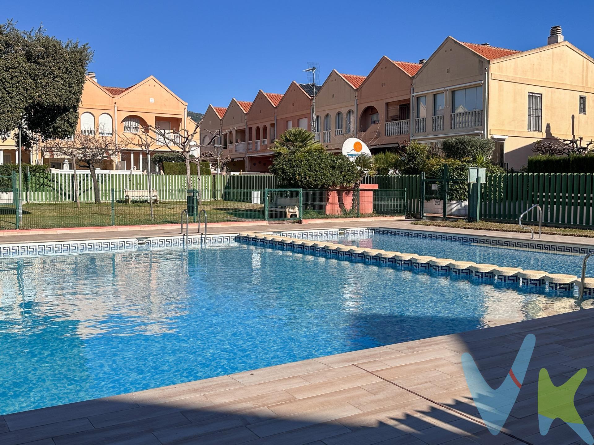 Si buscas un hogar en una zona tranquila que ofrezca todas las comodidades necesarias para disfrutar del día a día, este apartamento es ideal para ti. Con una distribución funcional que incluye un acogedor comedor-salón con acceso directo a una amplia terraza de 22 m² perfecta para relajarse al aire libre. La propiedad cuenta también con cocina independiente equipada y galería útil; dos habitaciones dobles dotadas de armarios empotrados brindan espacio suficiente para toda la familia. Además dispone de un baño completo equipado con plato ducha y aseo adicional. Las zonas comunes ofrecen comodidad extra: podrás aprovechar el garaje privado así como el trastero disponible. En los meses más cálidos disfruta refrescándote en la piscina comunitaria rodeada por hermosos jardines donde compartir momentos agradables. El inmueble se vende completamente amueblado e incluye electrodomésticos lo cual facilita su uso inmediato sin necesidad adicionales tras adquirirlo. Rodeado de todos los servicios como supermercados, farmacias, colegios, zonas infantiles.. Esta oferta está presentada en exclusiva; solicitamos respetar privacidad no contactando directamente al propietario ni vecinos o empleados del edificio mientras tanto facilitaremos cualquier información requerida sobre esta maravillosa vivienda. En todos los casos los precios expuestos son más impuestos y gastos derivados de la transmisión del inmueble.