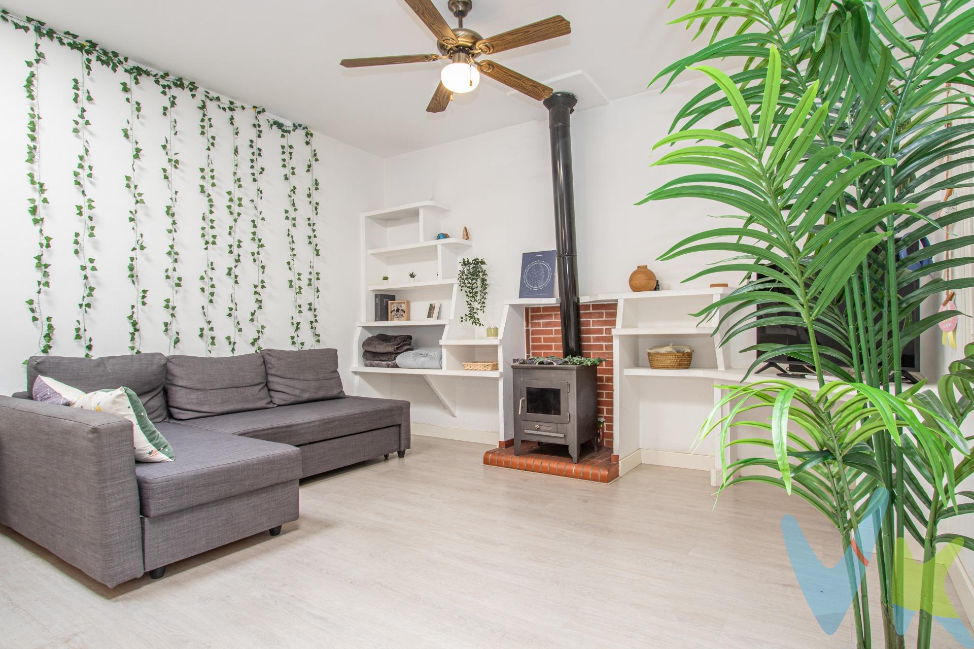 . ¿Buscas dejar de pagar alquiler y empezar tu propia historia? Este tercer piso es el lienzo en blanco perfecto para quienes buscan luz, comodidad y una ubicación estratégica. Situado en el límite entre Cas Capiscol y Camp Redó, tendrás todo a un paso: desde las compras en Carrefour y el ocio de Ocimax, hasta centros médicos, colegios y una conexión rapidísima con la Vía de Cintura y el centro de Palma. Lo que te enamorará de tu nueva casa:. Luz a raudales: Olvídate de pisos oscuros. Gracias a sus claraboyas y su altura, el salón es una explosión de luz natural. Confort todo el año: Disfruta de inviernos acogedores junto a la chimenea del salón y veranos frescos gracias a los ventiladores de techo y el sistema de aire acondicionado split. Calidad de vida: 3 habitaciones ideales para teletrabajar o ampliar la familia, cocina equipada y ventanas de PVC Climalit para que el ruido de la ciudad se quede fuera y el ahorro energético se quede dentro. ¿El tema del tercer piso sin ascensor? Míralo de esta forma: es tu "gimnasio privado" diario que te mantendrá en forma sin pagar cuotas. Además, vivir en la planta superior te garantiza vecinos más tranquilos (nadie caminando sobre tu cabeza) y, lo mejor de todo, ¡unos gastos de comunidad mínimos! Es la inversión inteligente para empezar con buen pie. El precio de venta indicado no incluye el Impuesto de Transmisiones Patrimoniales (ITP), que será orientativamente del 8 %, ni los gastos notariales y registrales, estimados orientativamente en un 2 % del valor de la compraventa, los cuales deberán ser abonados por la parte compradora al firmar la correspondiente escritura pública. El importe de los impuestos se calcula sobre el precio final que conste en la escritura pública y puede variar en función de la normativa aplicable, así como de las subvenciones, ayudas, edad y demás circunstancias personales del contribuyente. Los honorarios de la agencia inmobiliaria serán asumidos íntegramente por la parte vendedora, no suponiendo coste alguno para la parte compradora. Inmobiliaria Inscrita en el Registre Oficial de Agents Immobiliaris de les Illes Balears con el NÚMERO REGISTRO: GOIBE747077/2024