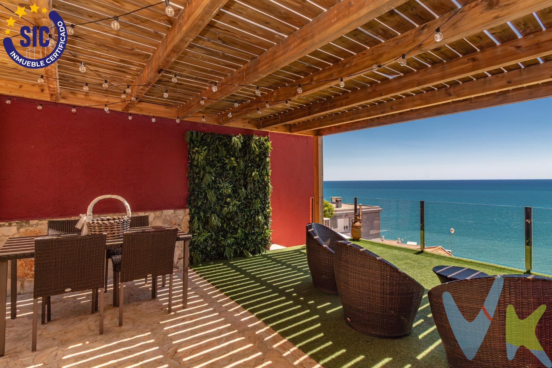 Haz realidad el estilo de vida mediterráneo en una vivienda que reúne exclusividad, confort y naturaleza, con impresionantes vistas al mar, a solo cinco minutos del centro de Peñíscola y próxima al Parque Natural de la Sierra de Irta. Con 184 m² construidos y una parcela privada de 500 m², ofrece amplitud, privacidad y una excelente distribución. Al tratarse de una vivienda independiente y exenta, todas las estancias son exteriores, disfrutando de abundante luz natural, ventilación cruzada y una agradable sensación de amplitud. En la planta baja destaca la suite principal con baño privado, amplio vestidor y un acogedor espacio destinado a despacho y zona de estar. Sus grandes ventanales proporcionan luz natural y ofrecen unas magníficas vistas al Mediterráneo. En la planta superior se encuentran tres dormitorios, un baño completo y una cocina independiente totalmente equipada, diseñada para ofrecer comodidad y funcionalidad. El luminoso salón, equipado con una acogedora chimenea, se convierte en el corazón de la vivienda, un espacio ideal para relajarse o disfrutar de reuniones con familiares y amigos con el Mediterráneo como telón de fondo. Además, dispone de aire acondicionado frío/calor mediante splits para asegurar el máximo bienestar durante todo el año. En el exterior destacan una fantástica zona de ocio cubierta con barbacoa, un espacio ideal para disfrutar al aire libre mientras contemplas las magníficas vistas al mar y un cuidado jardín de inspiración japonesa. La propiedad dispone también de plaza de aparcamiento cubierta y se vende completamente amueblada, lista para entrar a vivir. Si buscas una vivienda especial, con privacidad, amplitud, espectaculares vistas al mar y una ubicación inmejorable, esta es tu oportunidad.