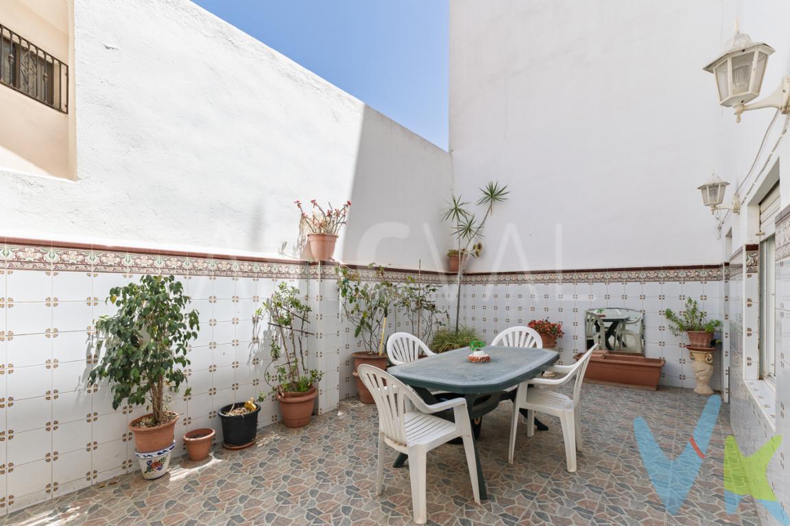 Vivienda amplia en finca CON ascensor. 1era altura. TERRAZA de 22mts². En Aldaia, entre el Ambulatorio y La Saleta. Rodeada de todos los servicios necesarios: transporte público, colegio, supermercados, comercios de barrio, zonas verdes, parques infantiles, ambulatorio y centro de especialidades, etc.... DISTRIBUCIÓN DE LA VIVIENDA: 103mts² construidos + 22mts² de TERRAZArecibidor amplio4 habitaciones dobles (una de ellas con armario emporeado)1 baño completo con duchacocina independientegalería cubierta  (salida desde la cocina)salón comedor ampliobalcón (con salida desde salón)TERRAZA de 22mts²GALERIA de 7mts CALIDADES DE LA VIVIENDA:finca con ascensorrampa suavesuelo de terrazoventanas aluminio y climalit armario empotradobalcóngalería cubierta  (salida desde la cocina)terraza LA VIVIENDA, EN FINCA CON ASCENSOR Y RAMPA SUAVE, CUENTA CON EXCELENTE UBIZACIÓN EN ALDAIA: SALETA/AMBULATORIO, ES AMPLIA, CÓMODA Y MUY LUMINOSA. IDEAL PARA ENTRAR A VIVIR O REFORMAR A GUSTO. LOS IMPUESTOS, GASTOS DE NOTARÍA, REGISTRO Y GASTOS DE AGENCIA NO ESTÁN INCLUIDOS EN EL PRECIO DE VENTA.EL MOBILIARIO, ELECTRODOMÉSTICOS Y DECORACIÓN QUE APARECEN EN LAS FOTOGRAFÍAS DE LA VIVIENDA, NO ESTÁN INCLUIDOS EN EL PRECIO DE VENTA.          