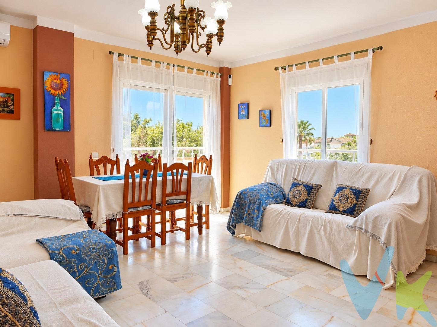 Preciosos piso, muy luminoso, situado en la zona de la Laguna de Chipiona en la "Urbanización Costa Marina", a 300 metros de la playa. Se distribuye en recibidor, amplio salón-comedor con salida a una terraza de 20 m² que hace esquina, tres dormitorios con armarios empotrados, dos baños, uno de ellos en el dormitorio principal y cocina independiente equipada con lavadero. La vivienda cuenta con un aparcamiento en superficie y un trastero en las zonas comunes de la urbanización así como pista de tenis, de padel y de petanca, también dispone de zona ajardinada con dos piscinas y recreativos infantiles. La vivienda se queda amueblada y tiena aire acondicionado en el salón. Precio: 315.000.-€